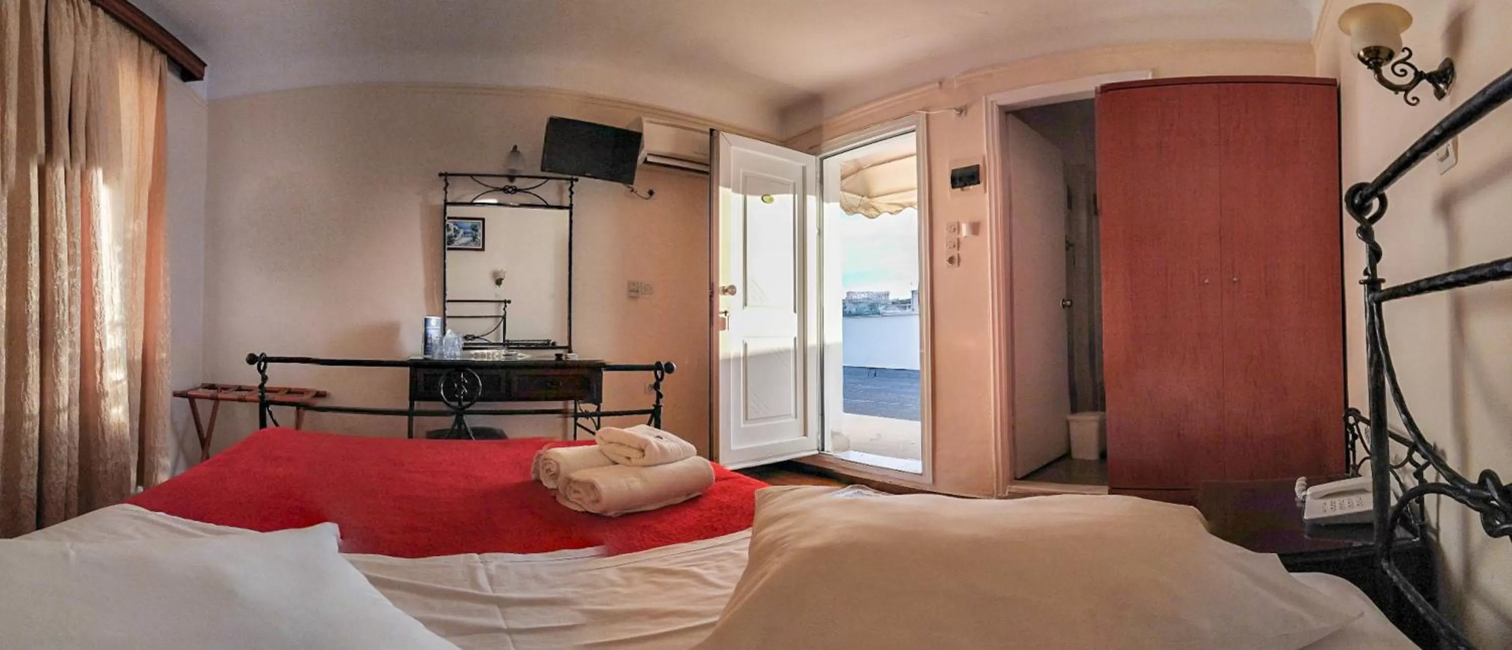 Photo of the whole room, Bed in Cecil Hotel