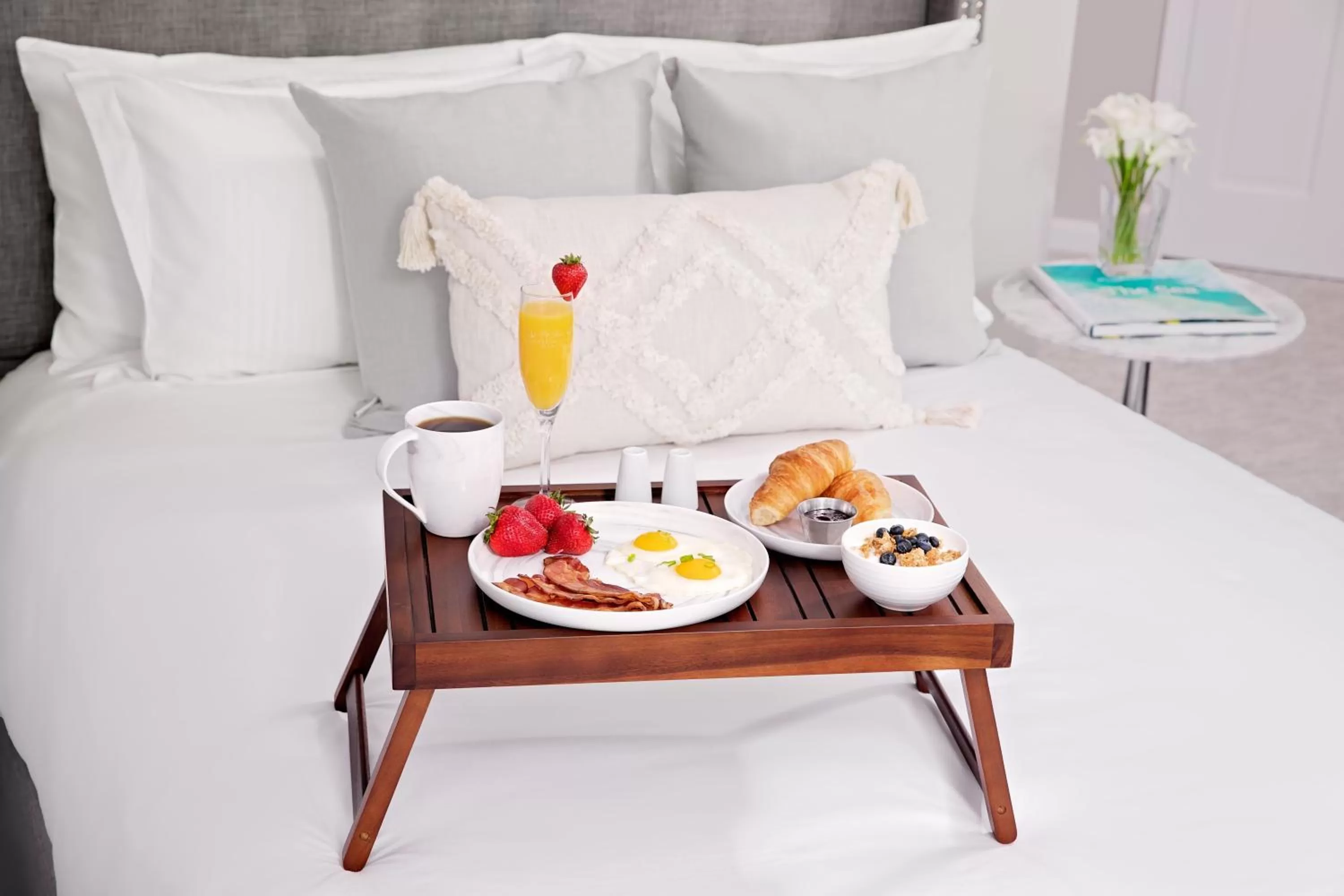 Bed in Inn at Harbor Hill Marina