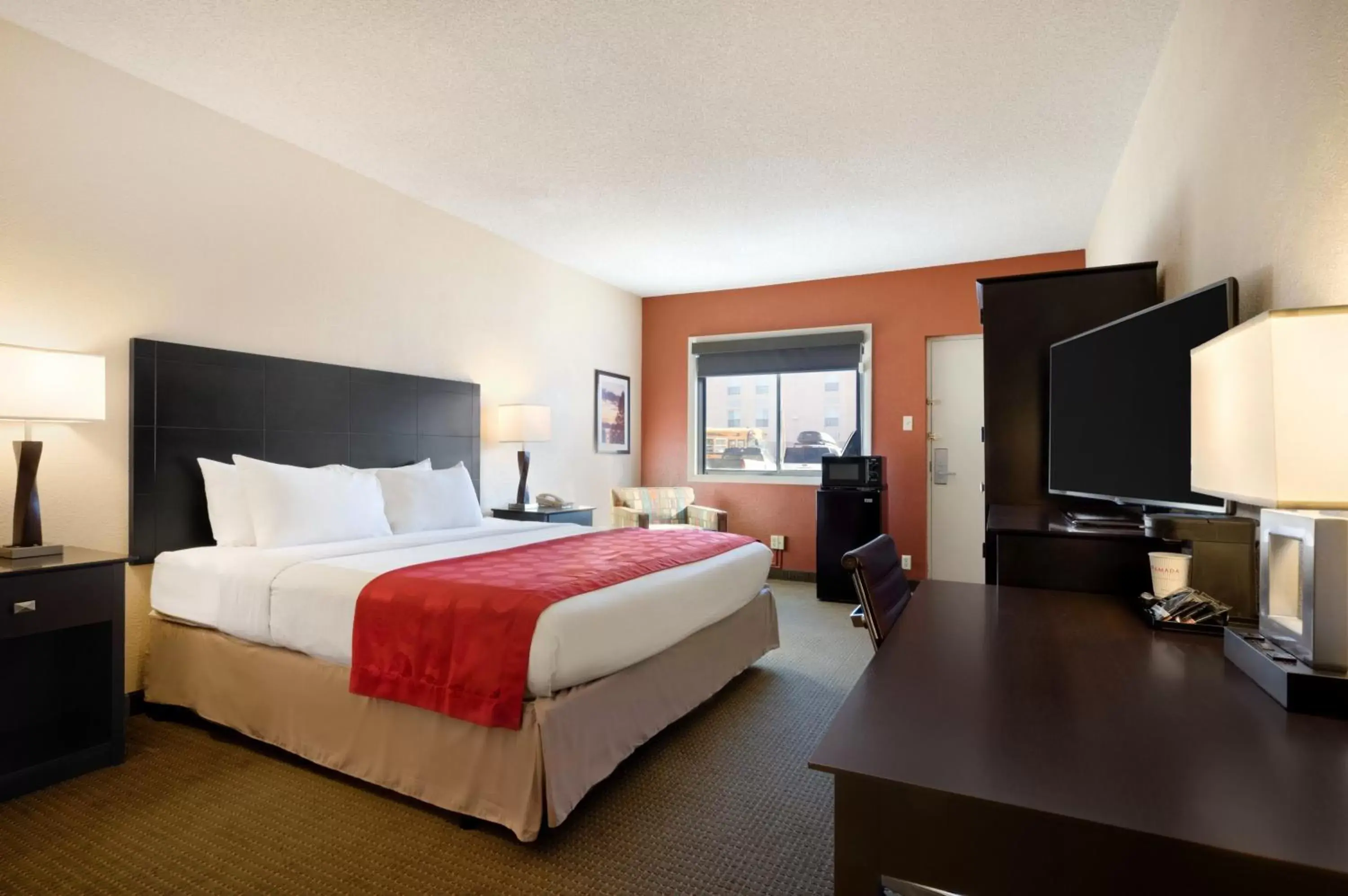 Bedroom in Ramada Plaza by Wyndham Gillette Conference Center
