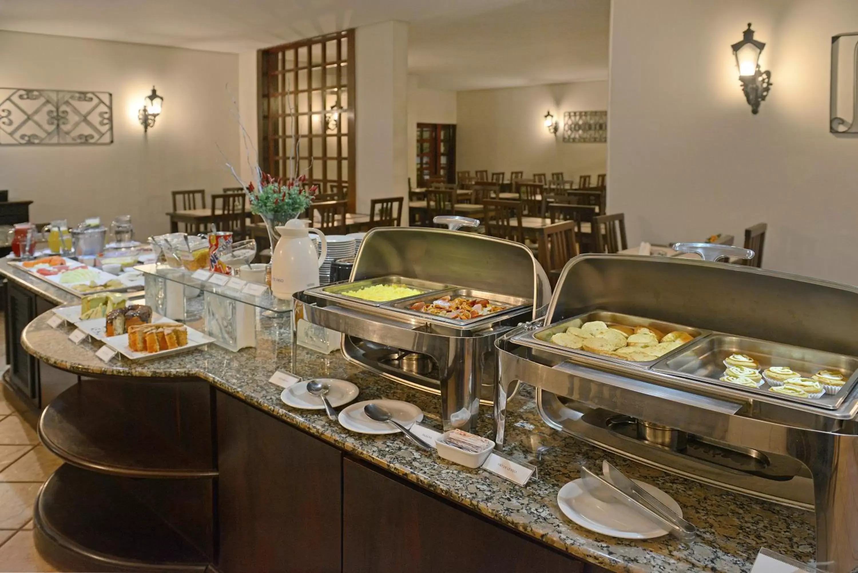 Restaurant/places to eat in Hotel Deville Express Guaira