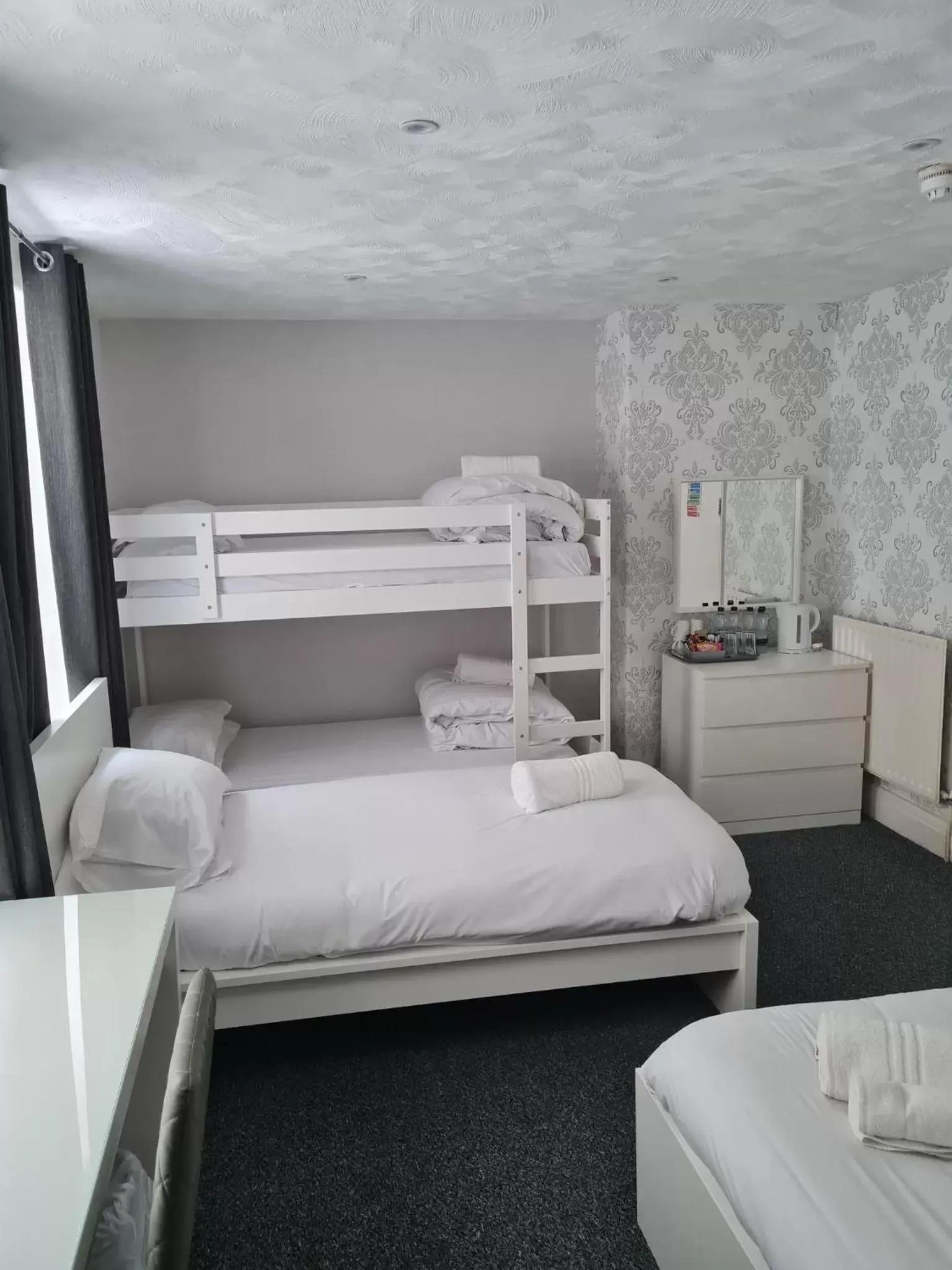 Bedroom, Bunk Bed in Queens Plaza Hotel