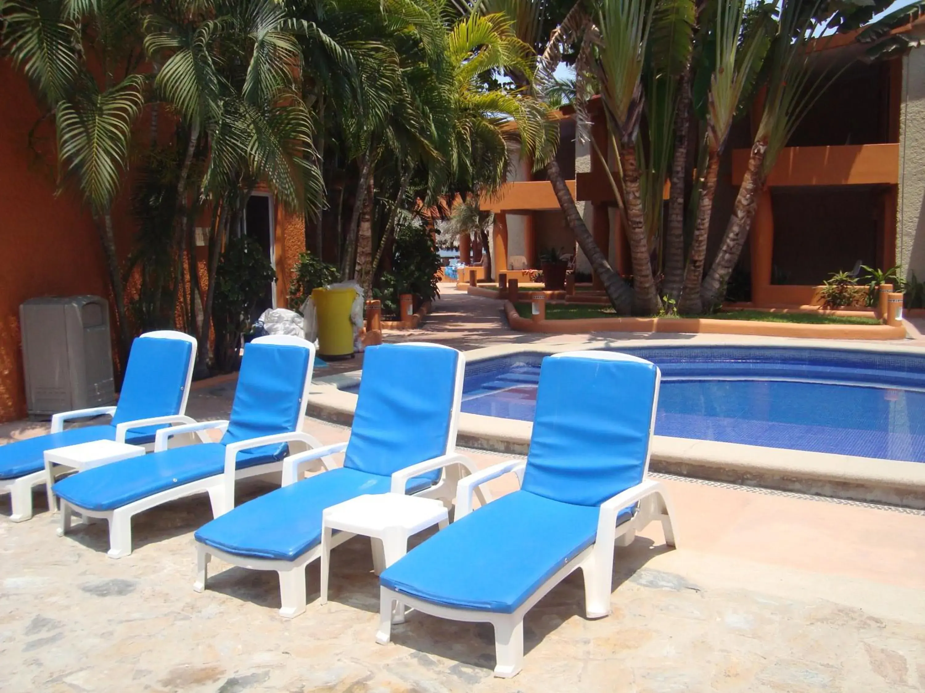 Solarium, Swimming Pool in Hotel Villa Mexicana