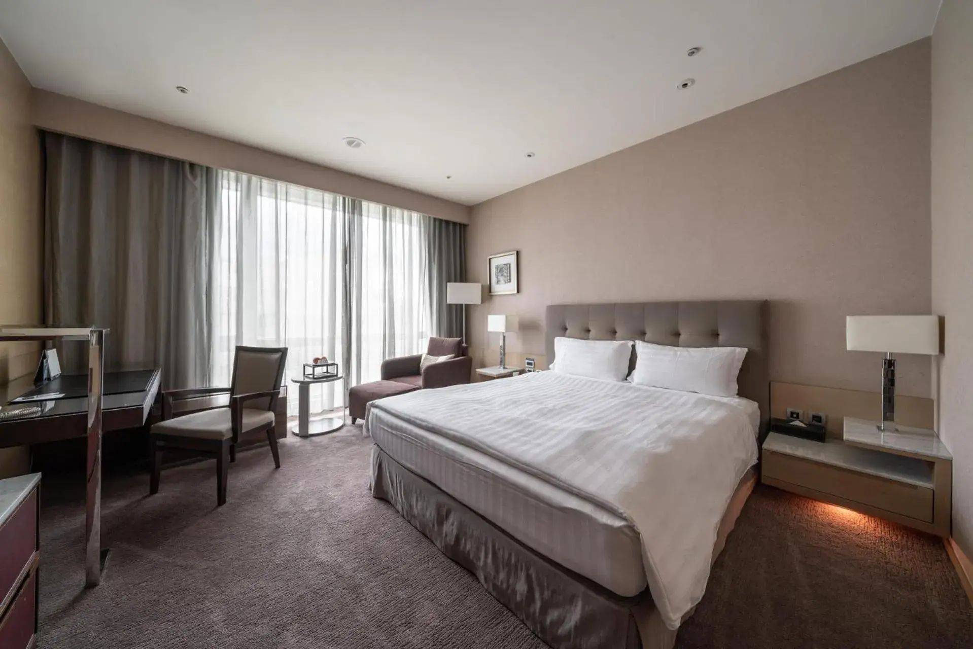 Bed in Taipung Suites