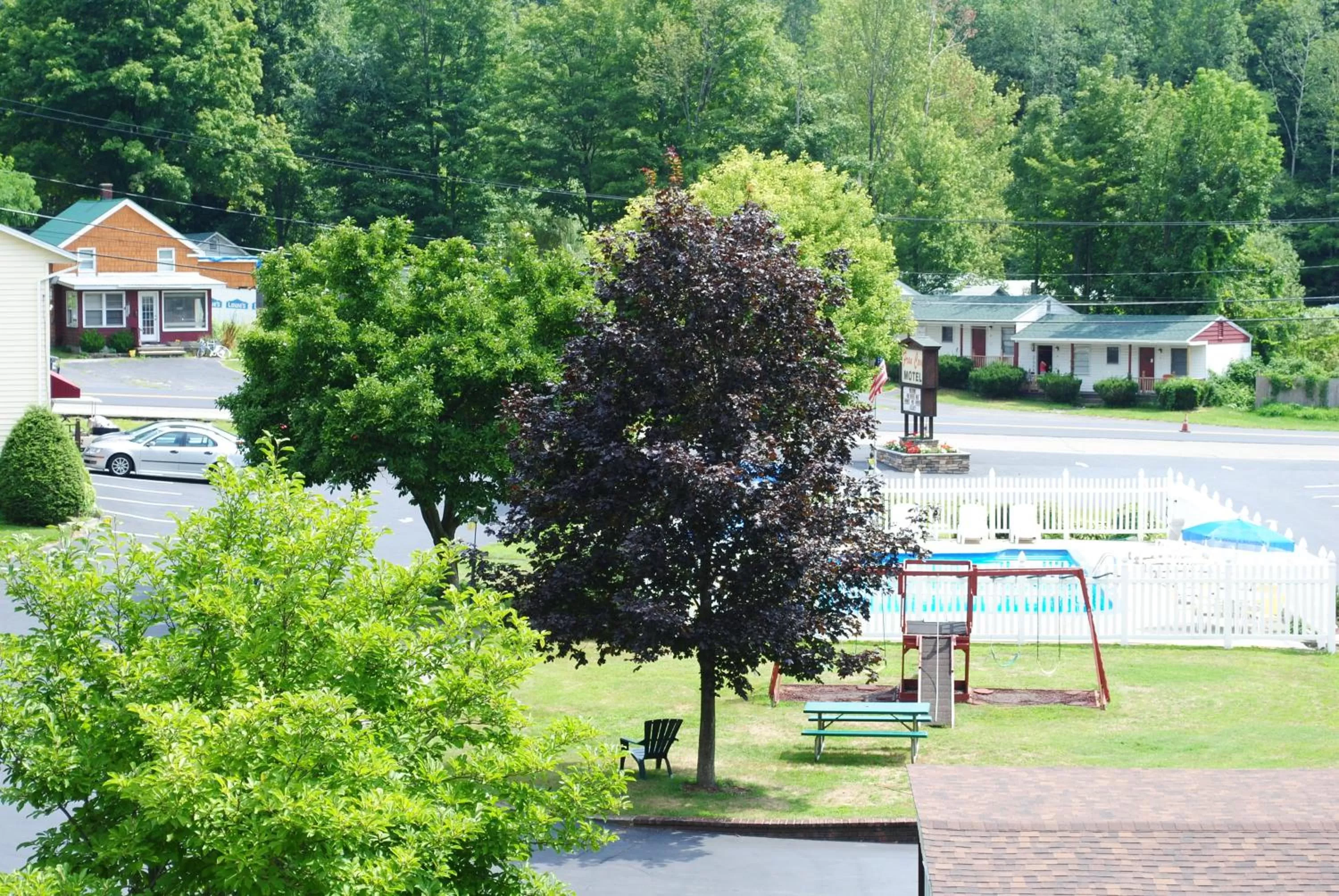 Day in Fran Cove Motel