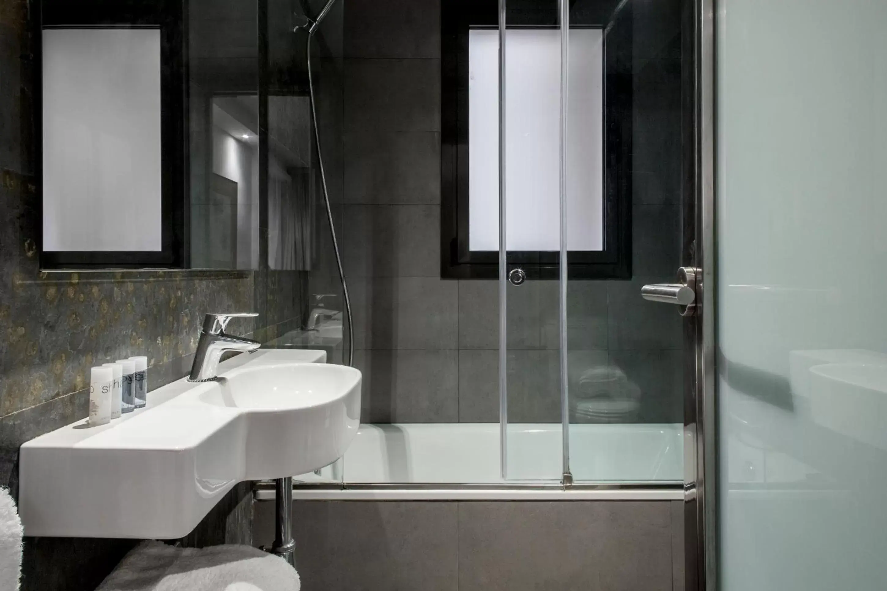 Bathroom in Barcelona Apartment Aramunt