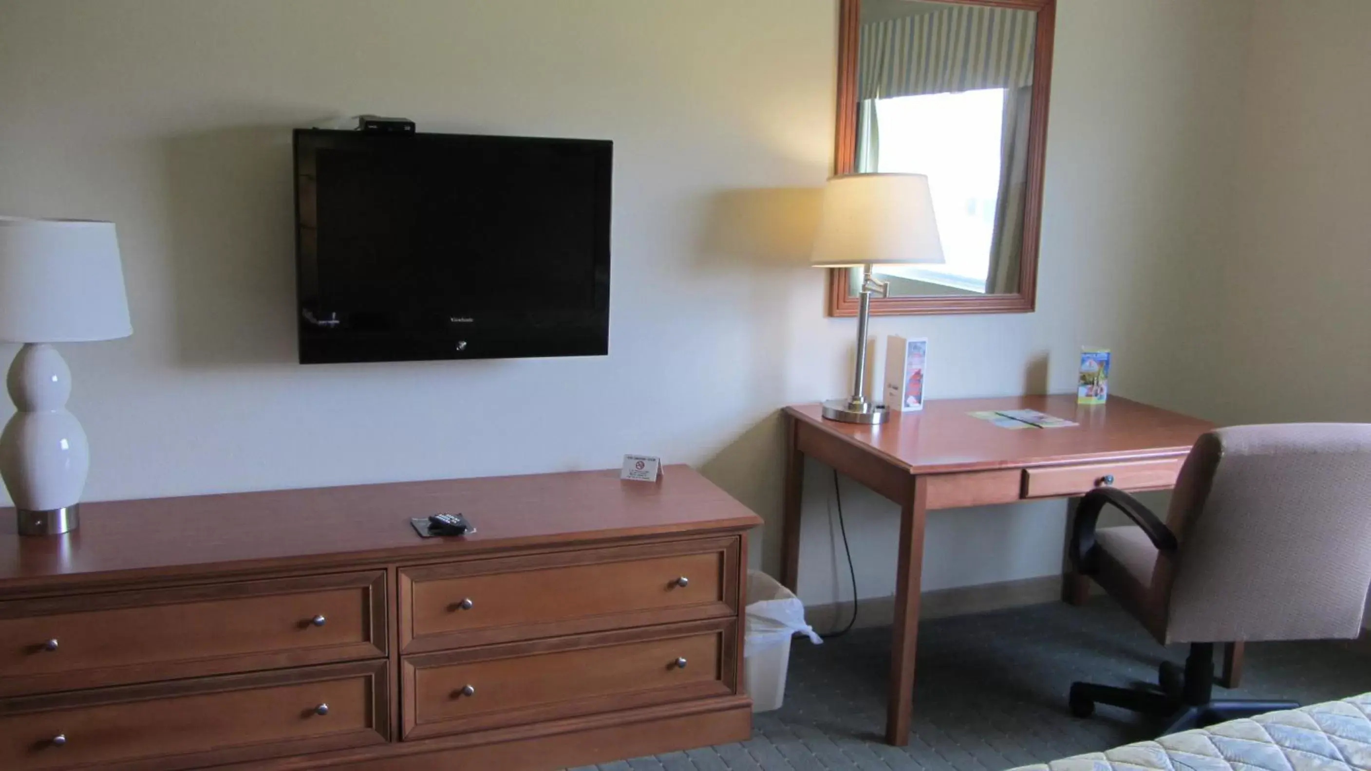 TV and multimedia, TV/Entertainment Center in Inn at the Waterpark