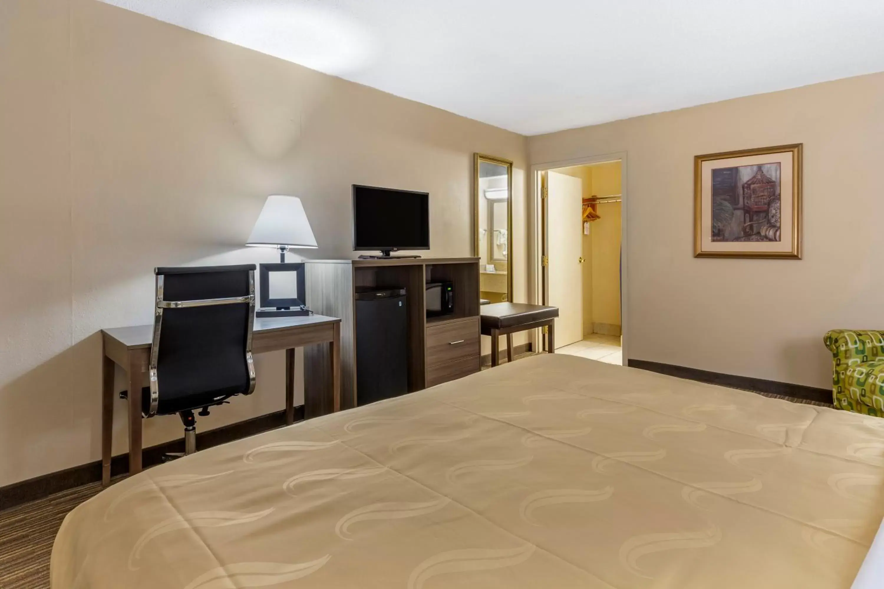 Photo of the whole room, Bed in Quality Inn & Suites Hanes Mall