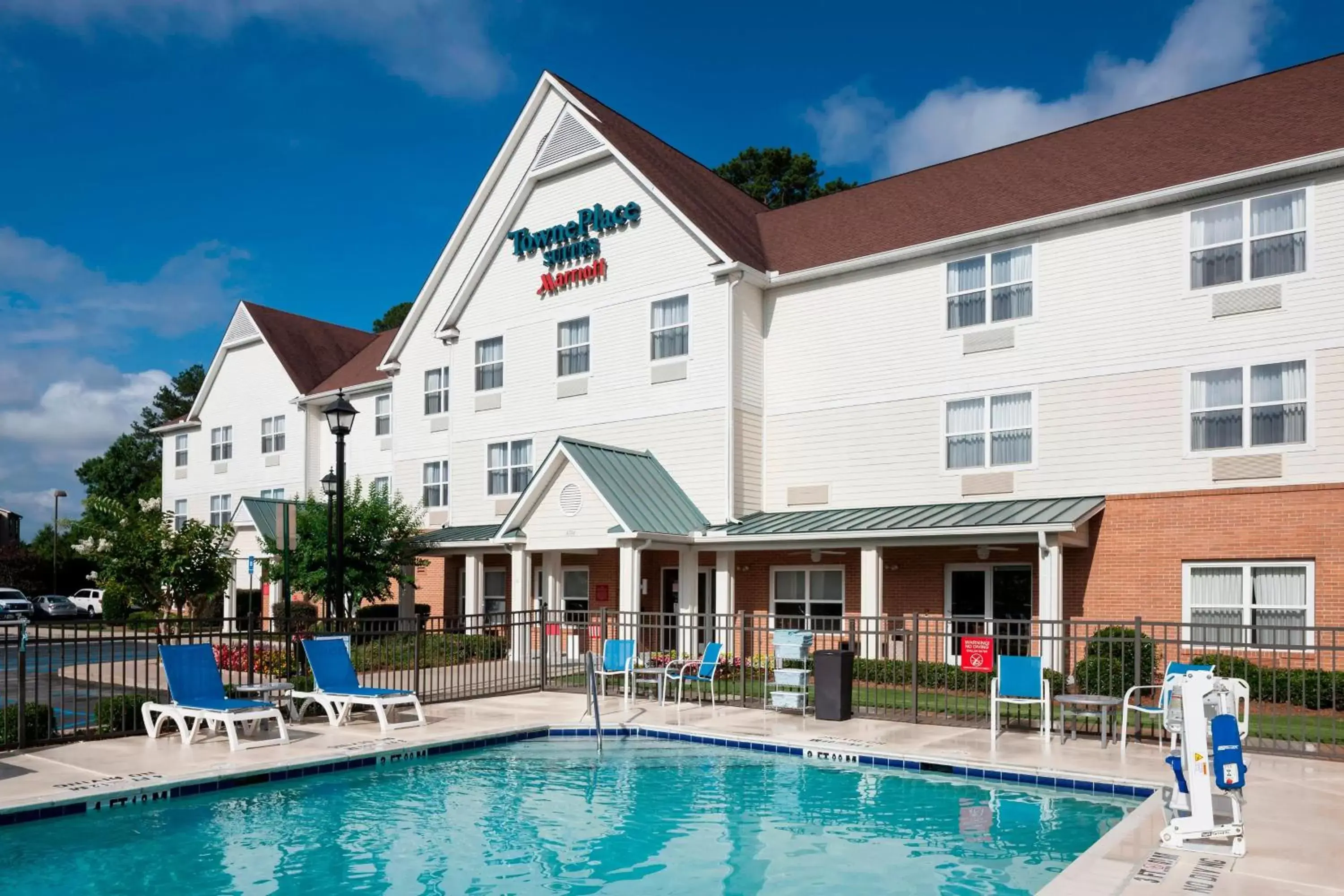 Swimming pool, Property Building in TownePlace Suites Columbus