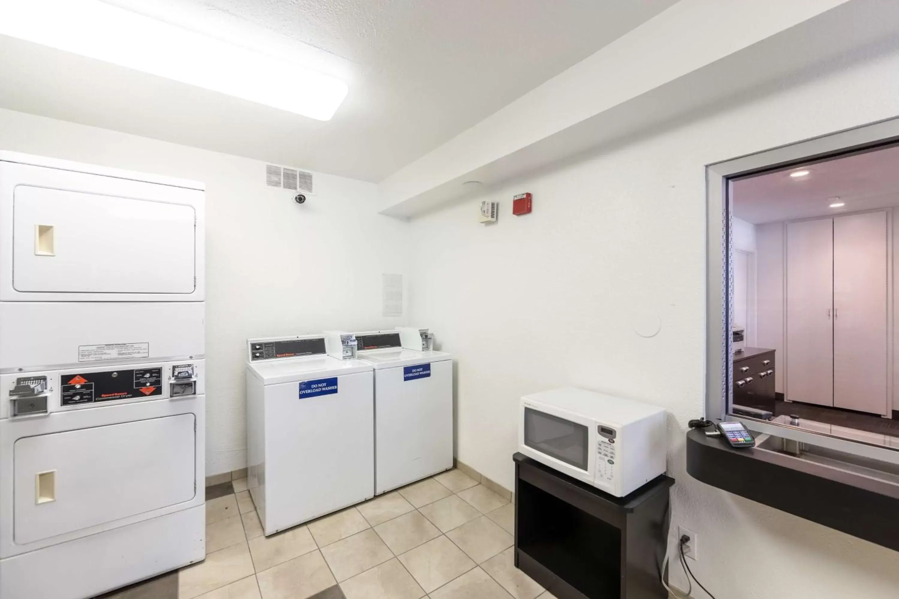 Property building in Motel 6-Klamath Falls, OR Property building in Motel 6-Klamath Falls, OR