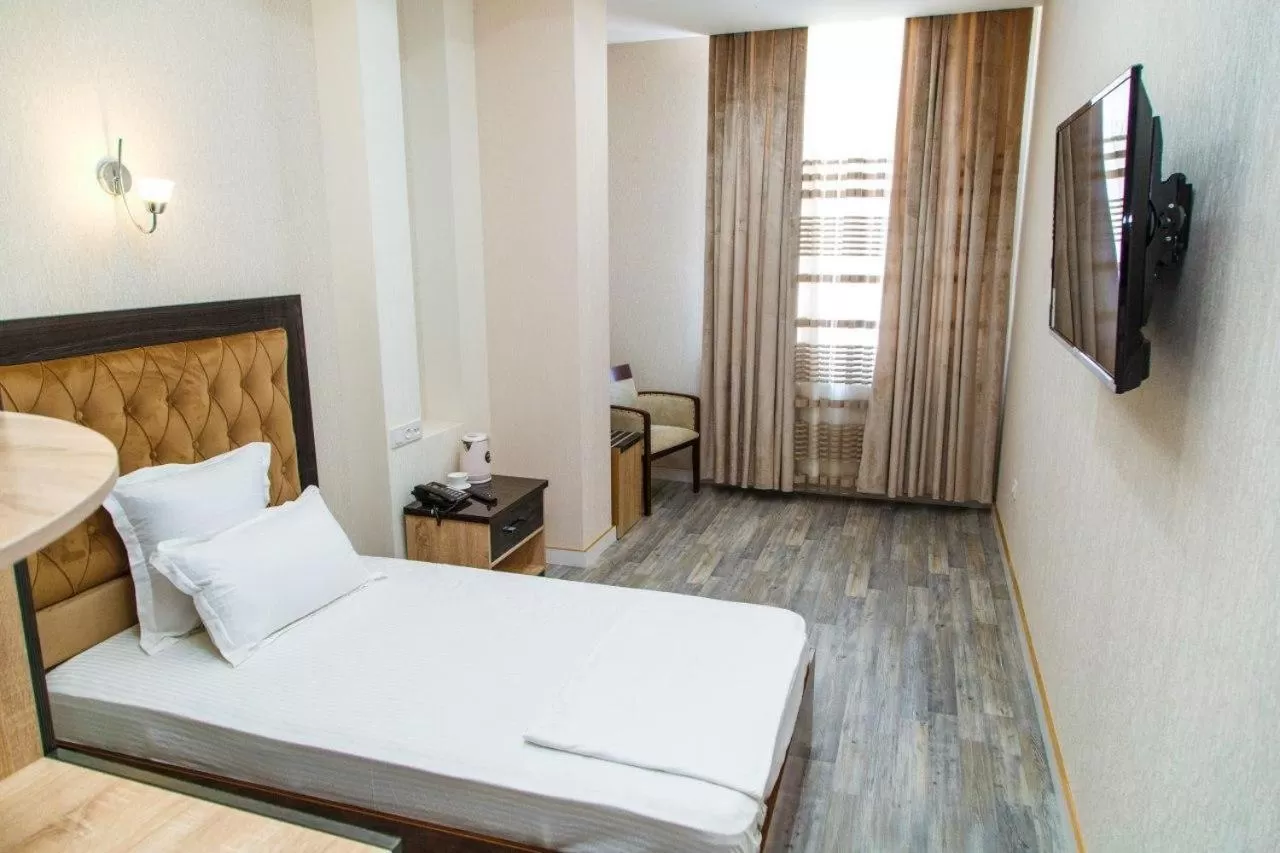 Shower in Shedevr Plaza