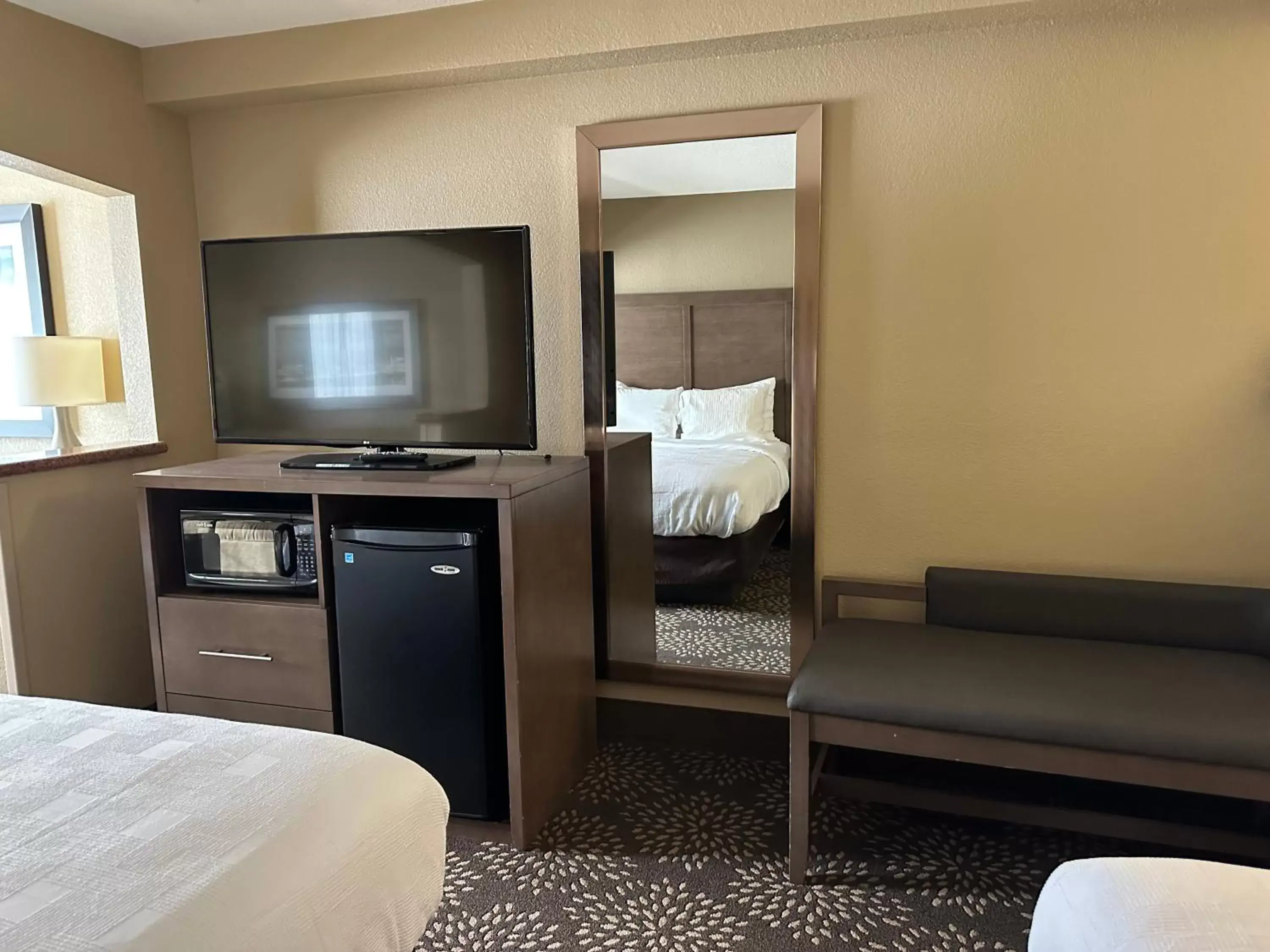 Bed, TV/Entertainment Center in Best Western Columbia River Waterfront Hotel Astoria