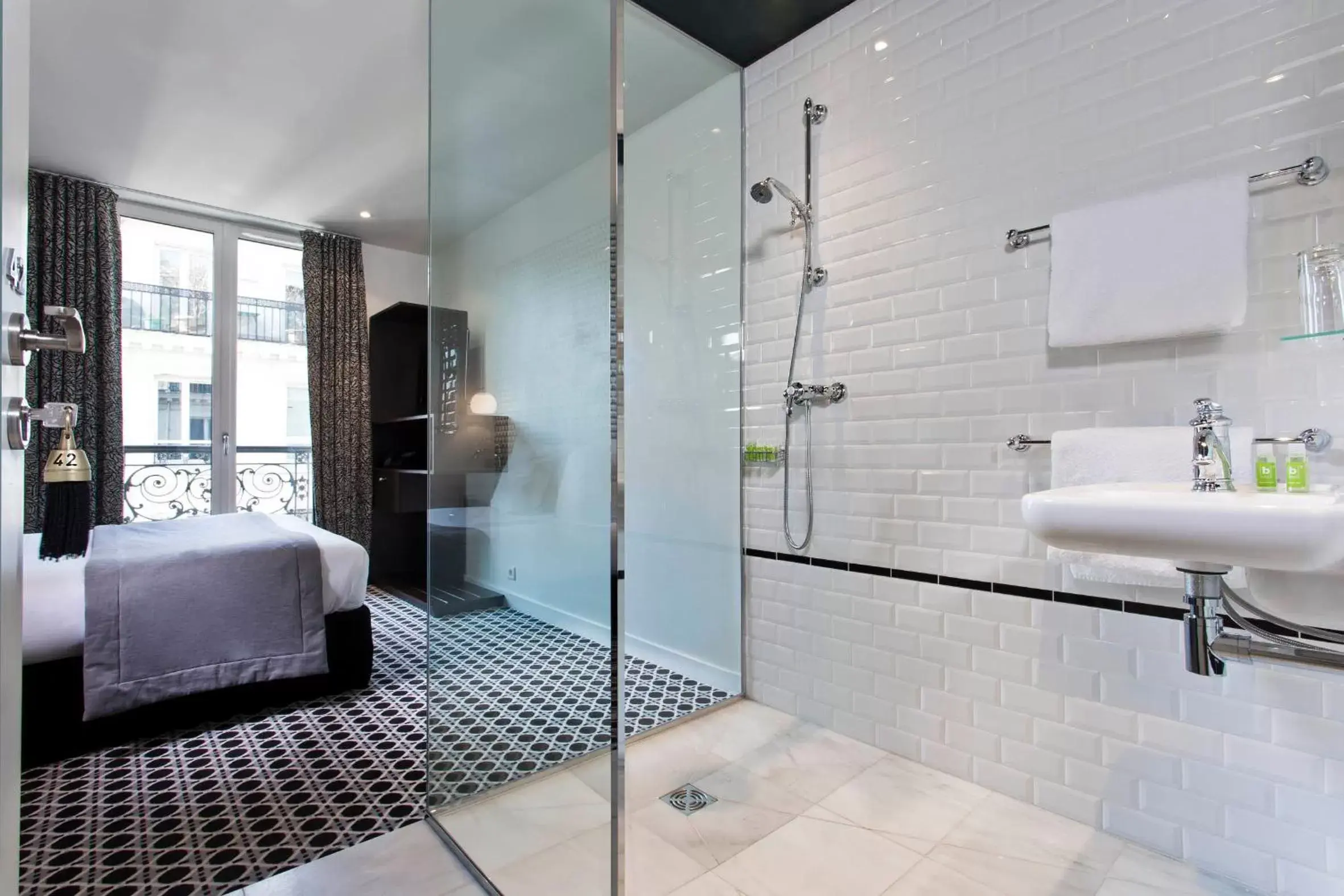 Shower, Bathroom in Hôtel Emile Le Marais