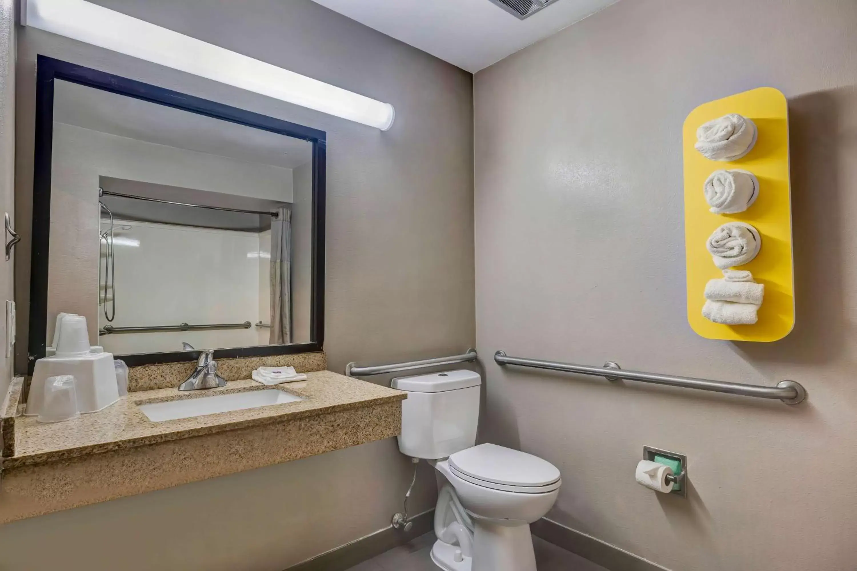Bedroom, Bathroom in Motel 6-Mesquite, TX - Balch Springs