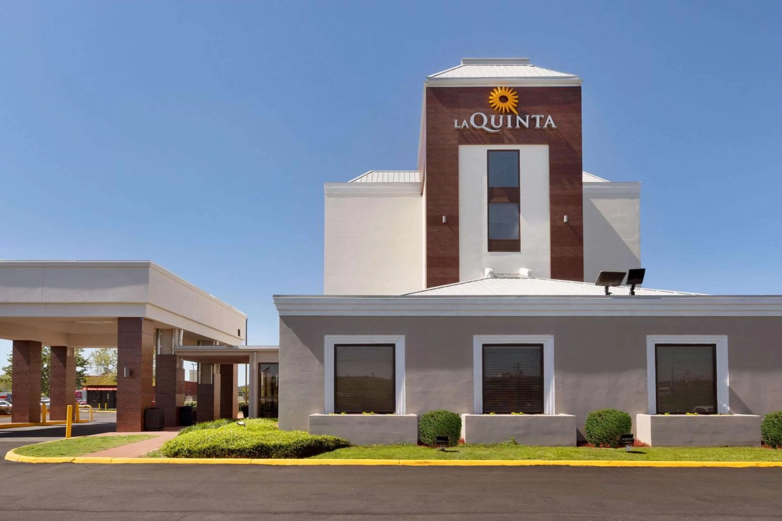 Property building in La Quinta inn & suites by Wyndham Dothan