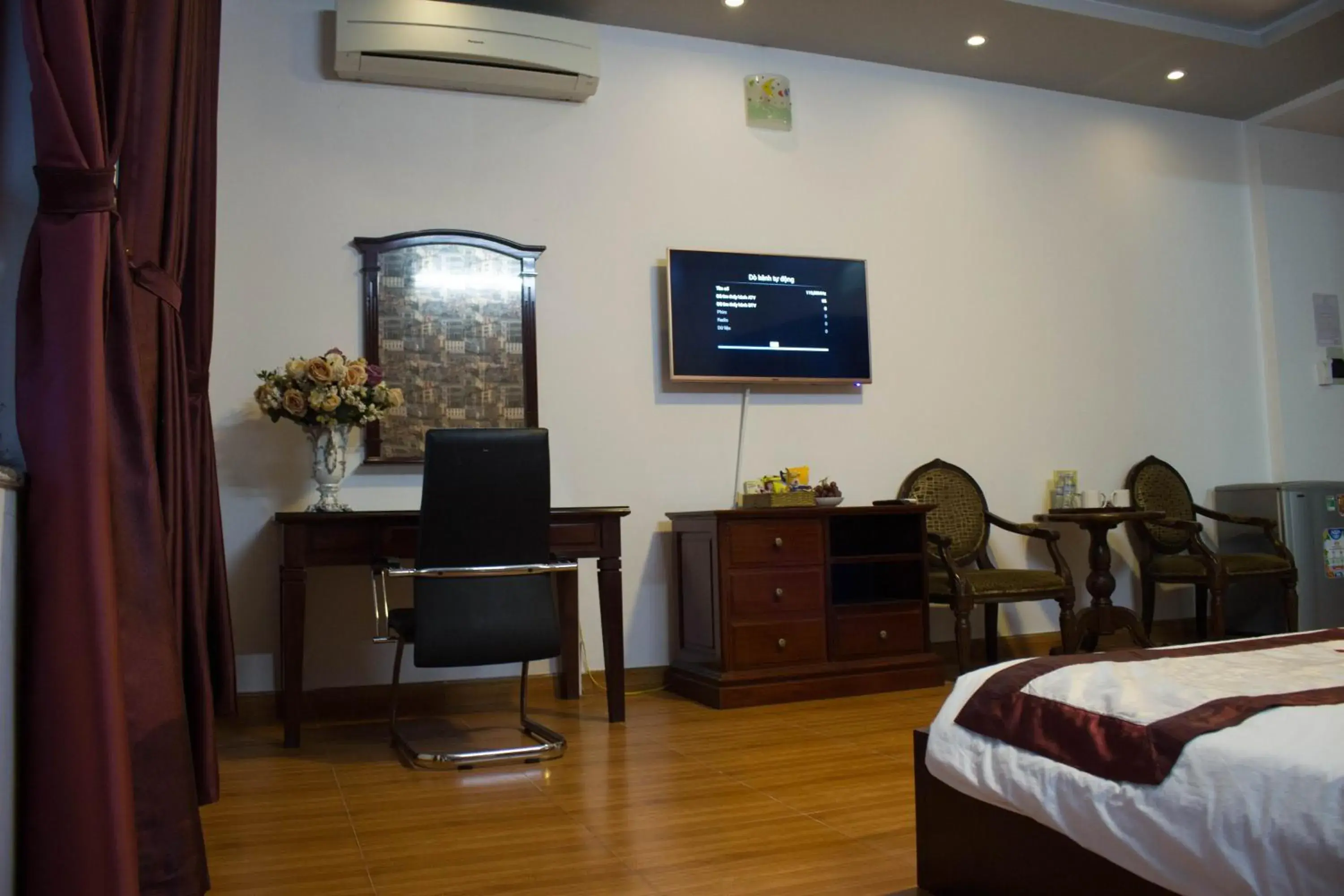 Bed, TV/Entertainment Center in Hoa Phat Hotel & Apartment