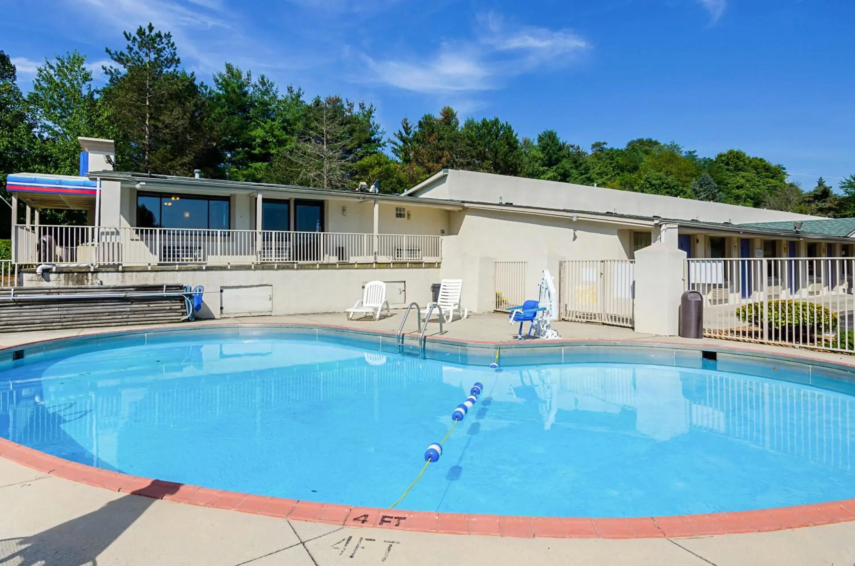 Swimming pool, Property Building in Rodeway Inn