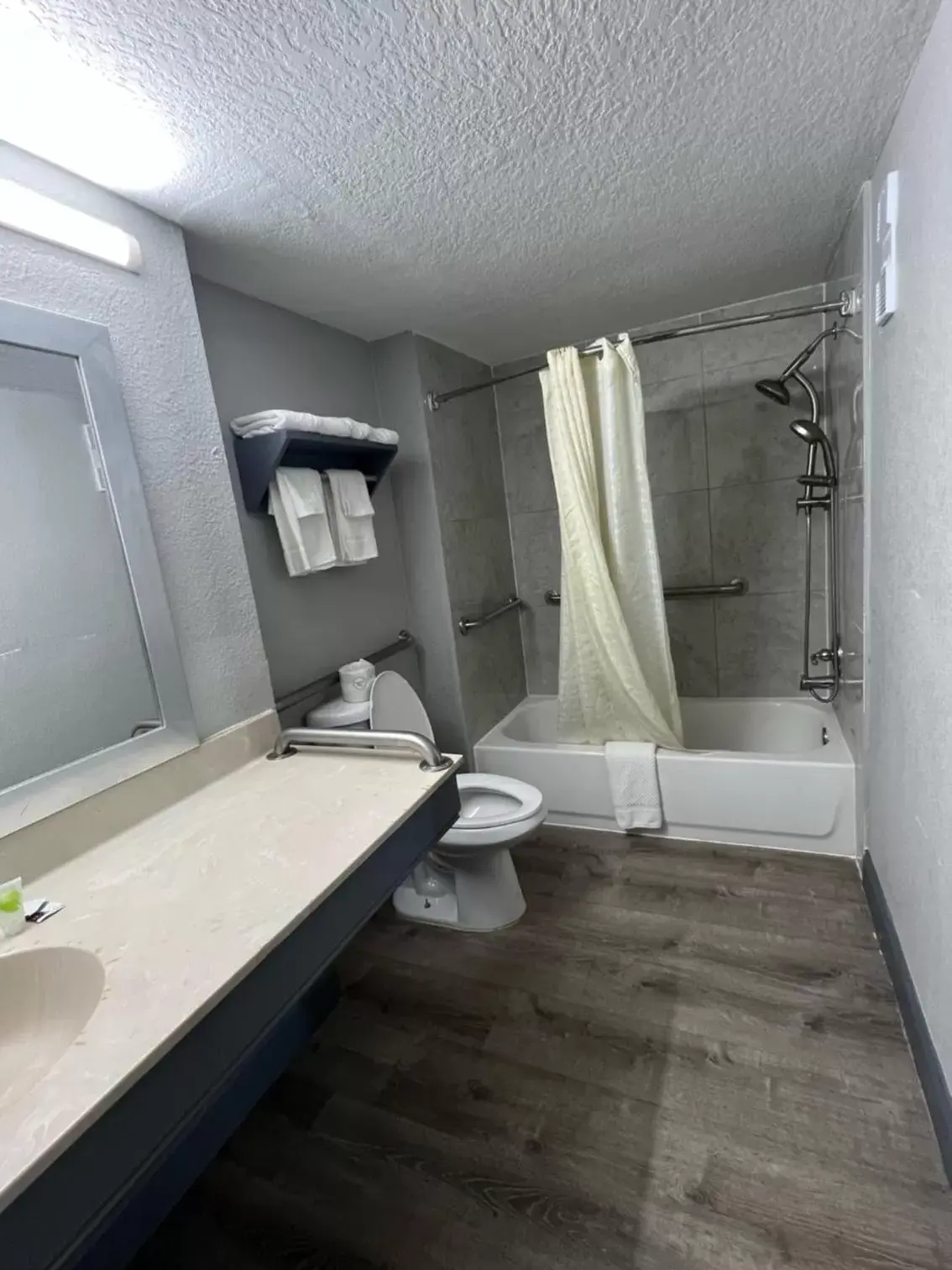 Shower, Bathroom in Rodeway Inn