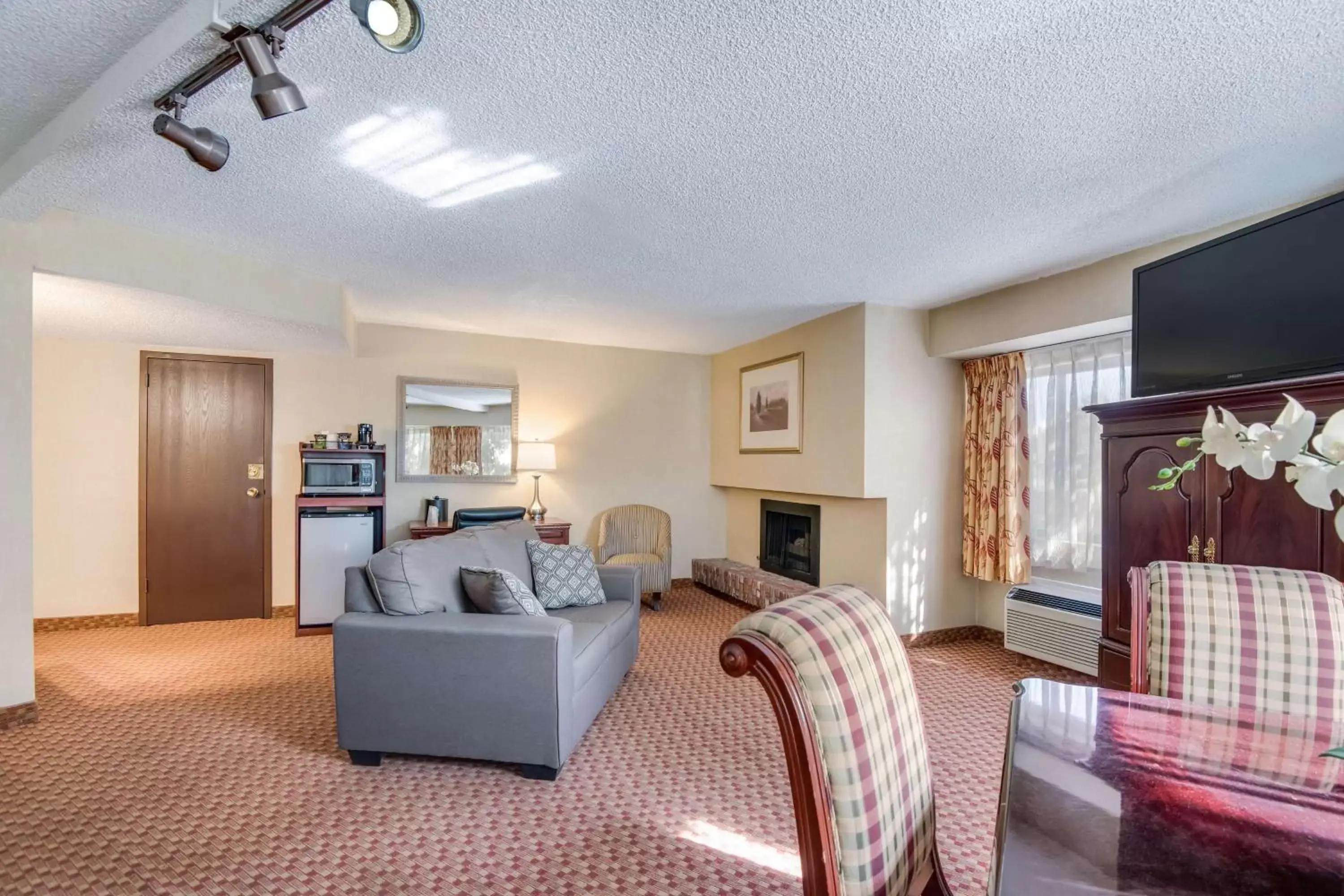 Bedroom, Seating Area in SureStay Plus Hotel by Best Western Reno Airport