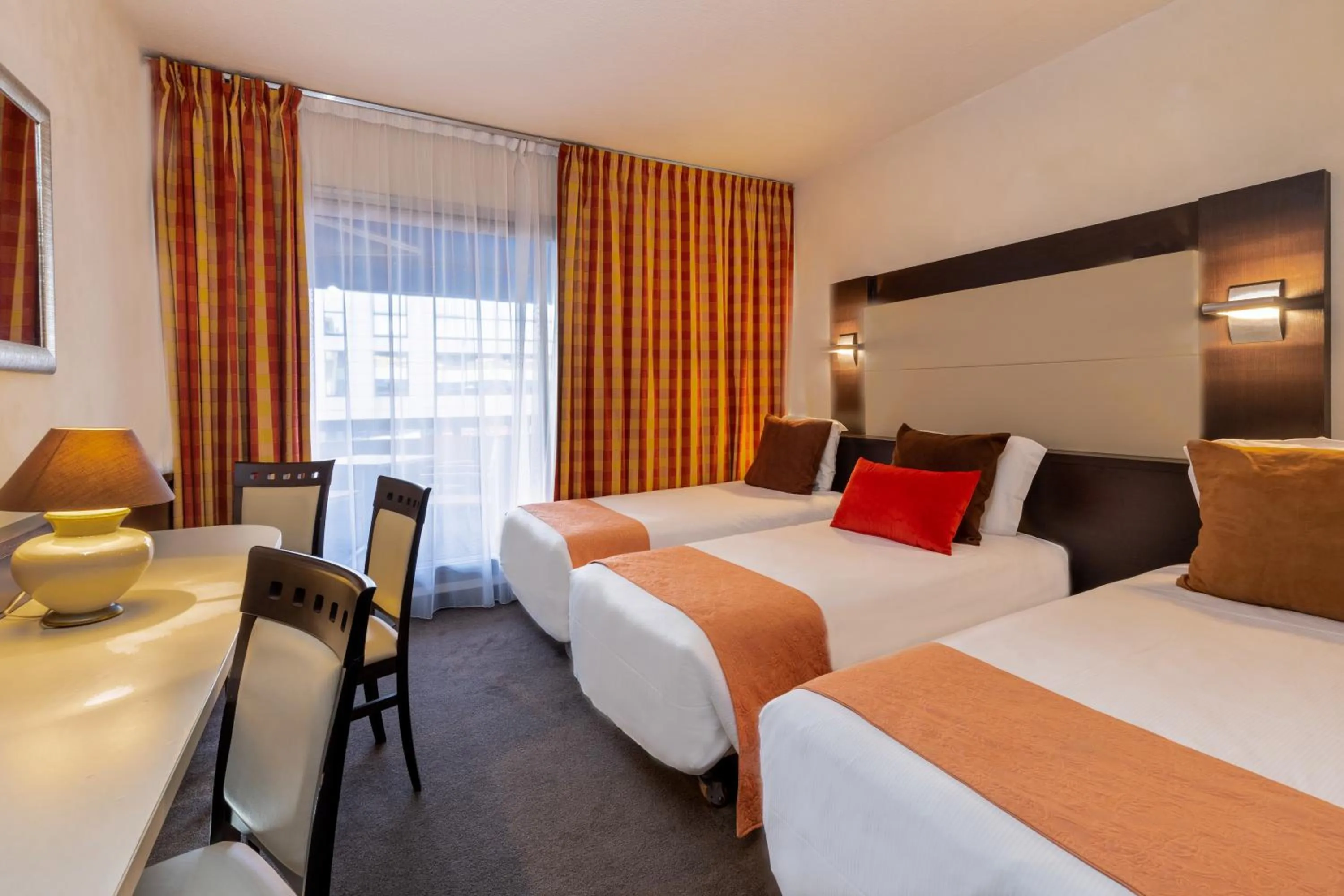 Photo of the whole room, Bed in The Originals City, Hôtel Galaxie, Nice Aéroport