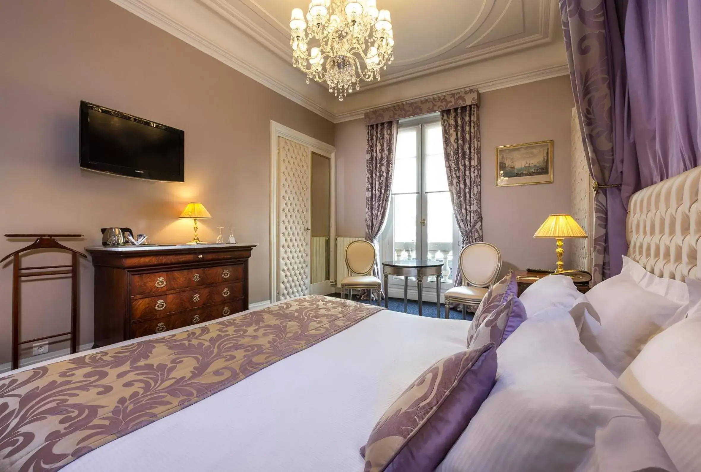 Bed in Hotel Claridge Paris
