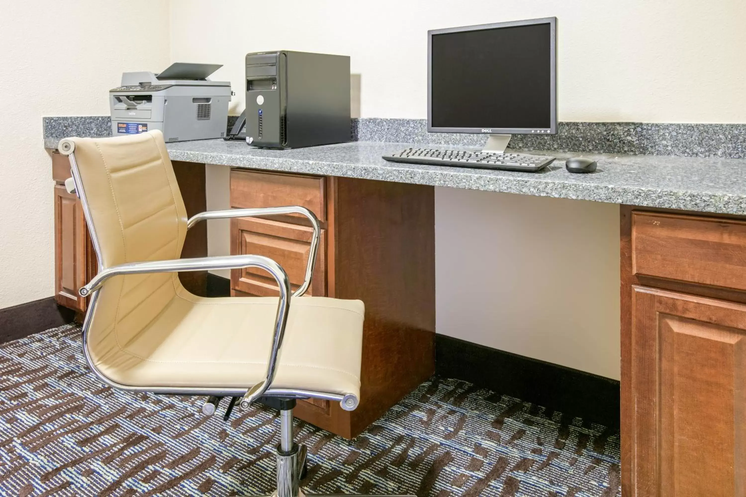 Business facilities in La Quinta Inn and Suites by Wyndham Paris