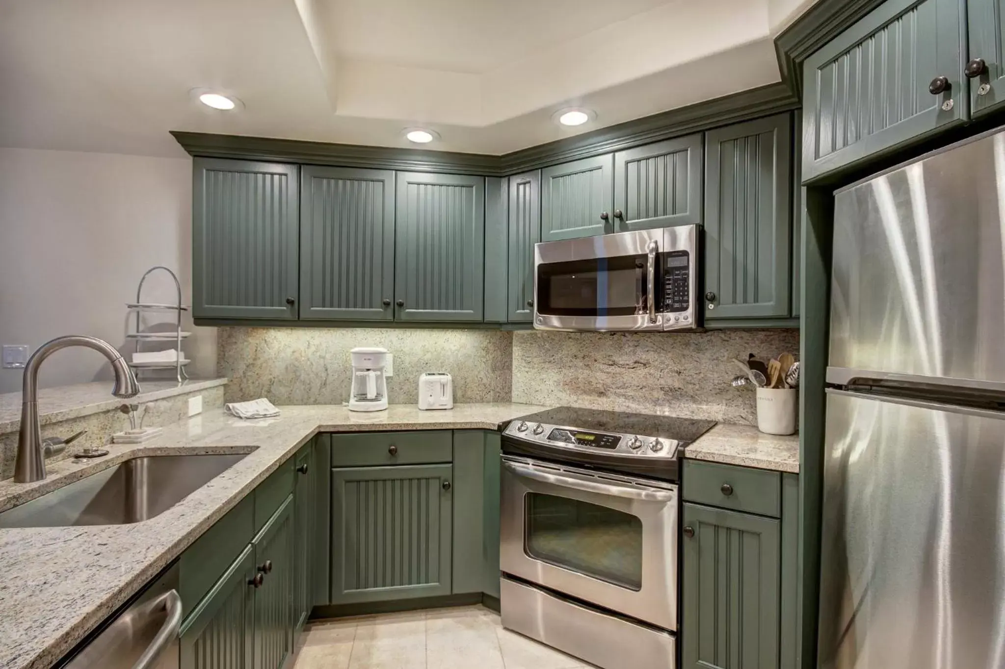 Kitchen or kitchenette, Kitchen/Kitchenette in The Pines Lodge, a RockResort