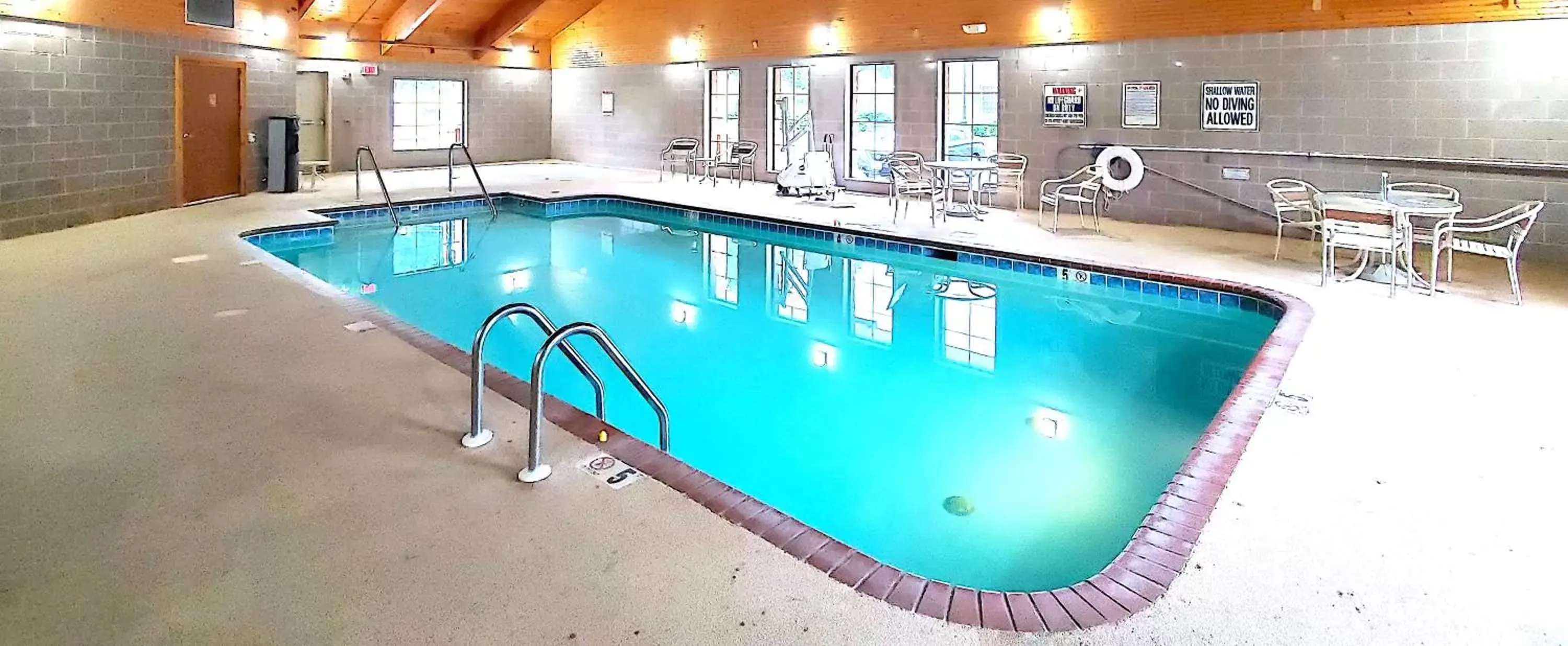 Swimming Pool in Country Inn & Suites by Radisson, Jonesborough-Johnson City West, TN
