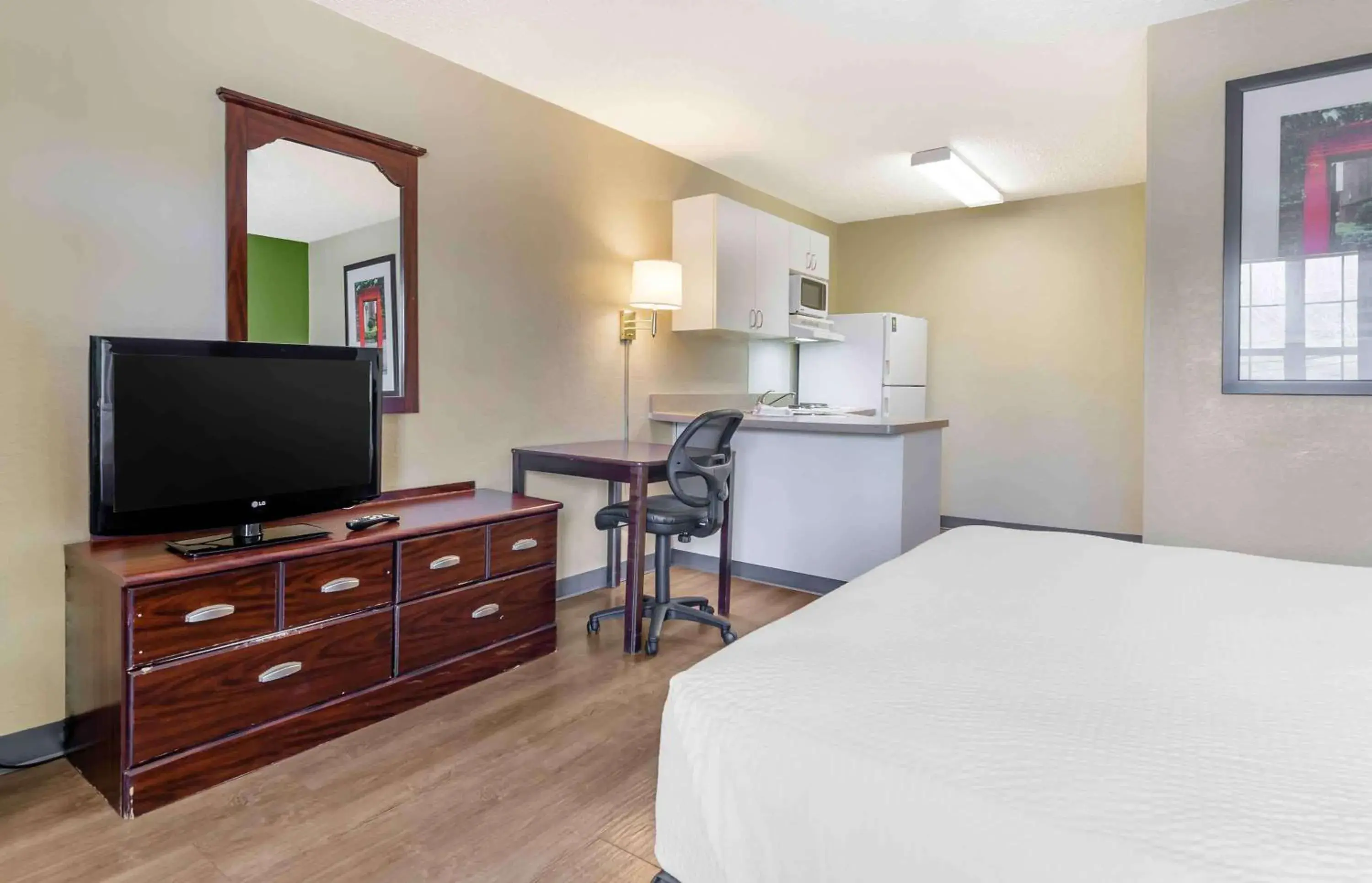 Bedroom, TV/Entertainment Center in Extended Stay America Select Suites - Roanoke - Airport