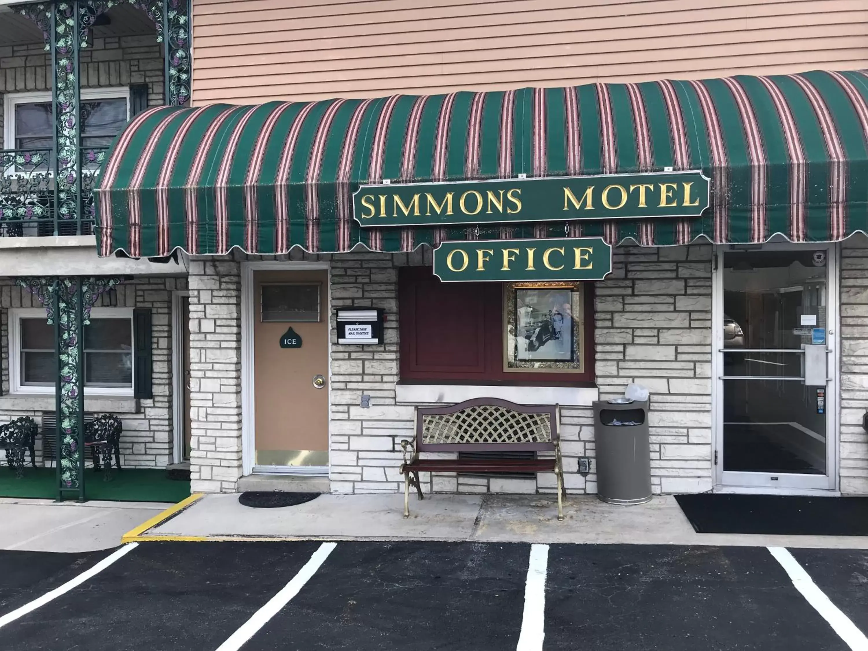 Simmons Motel and Suites
