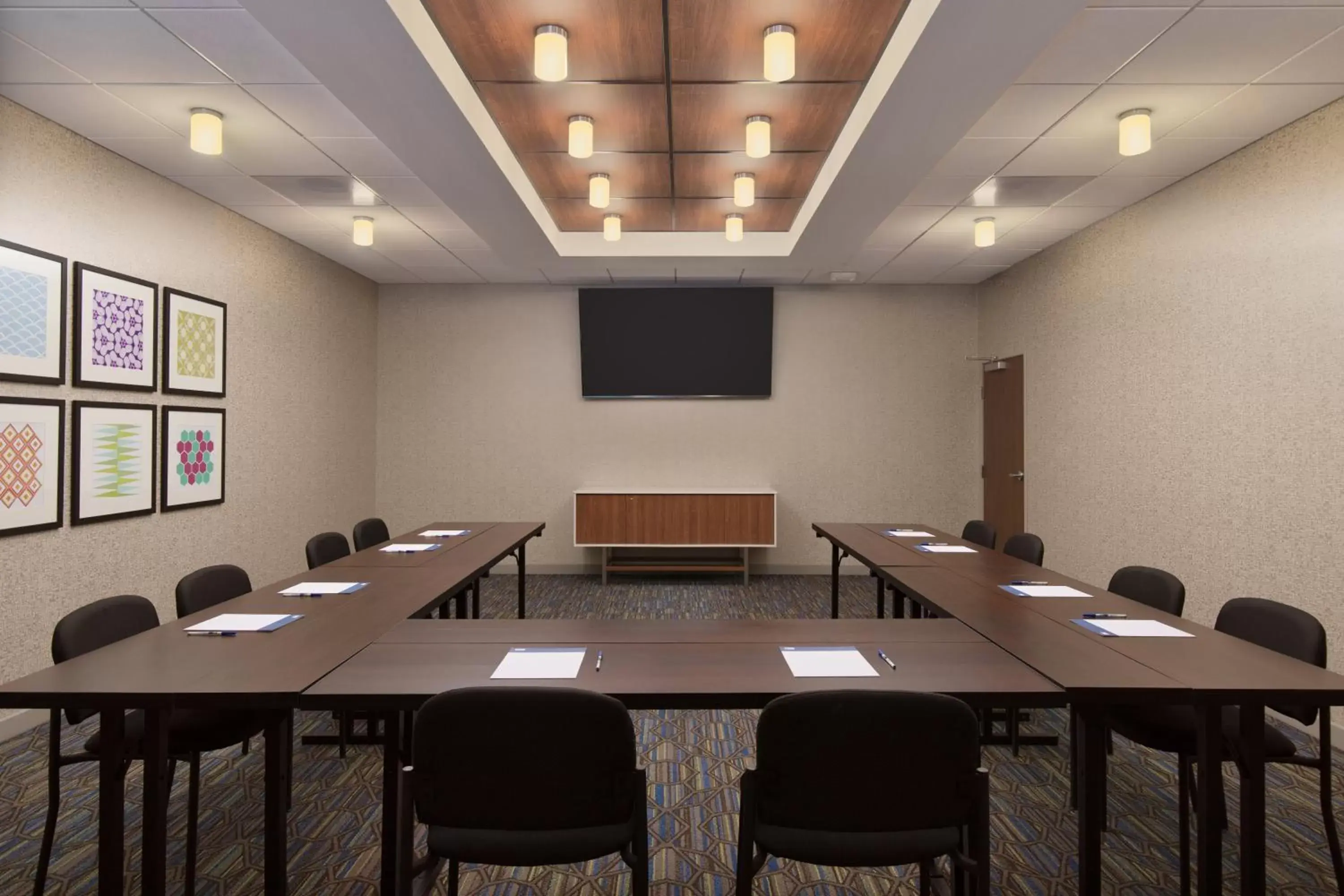 Meeting/conference room in Holiday Inn Express & Suites - Portland Airport - Cascade Stn, an IHG Hotel