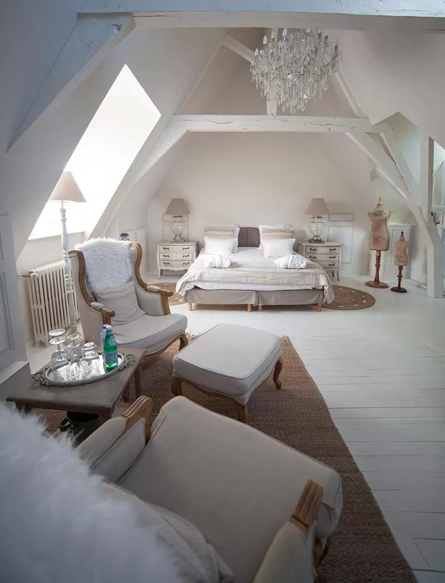 Photo of the whole room, Bed in Bienvenue Chez Nous