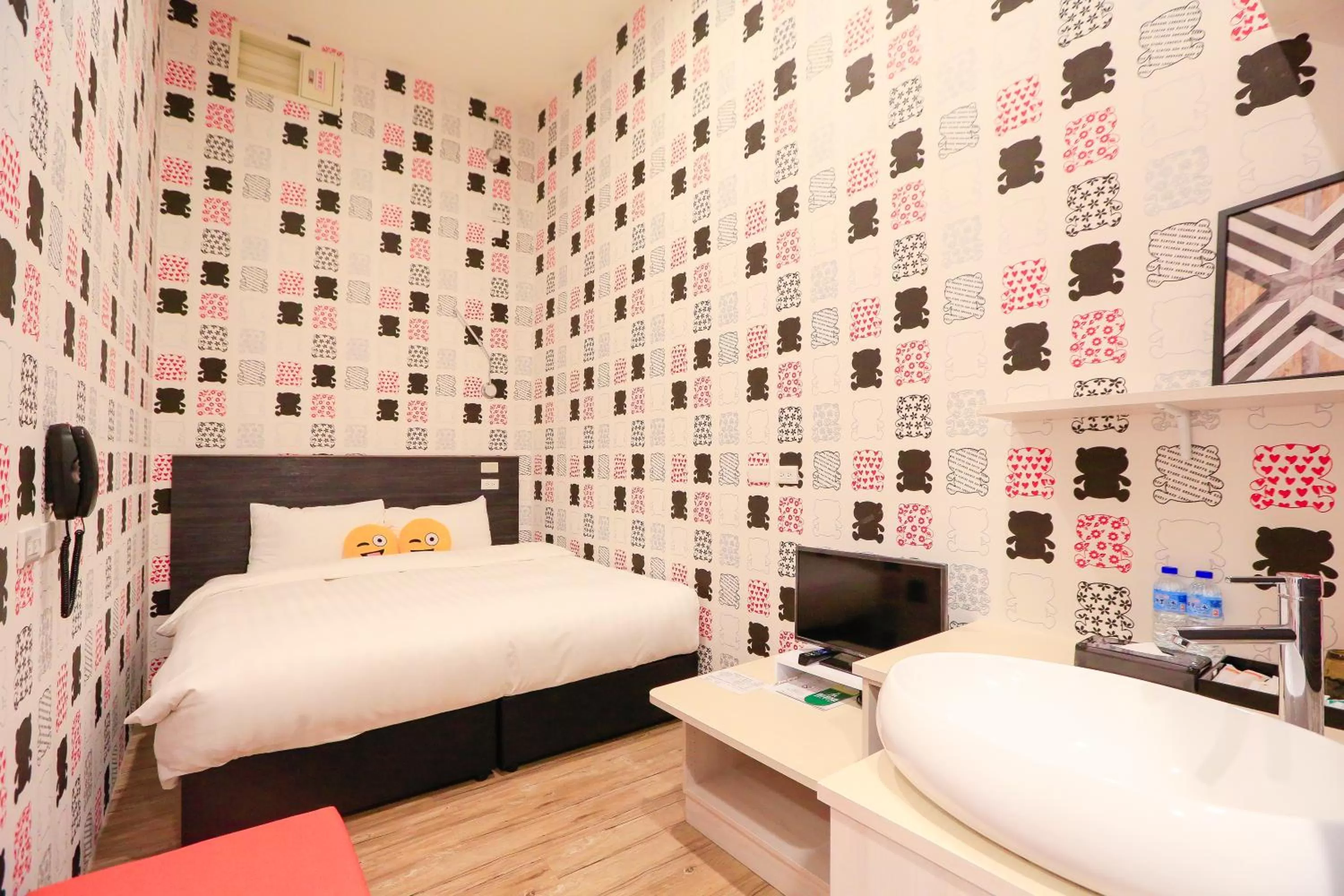 Photo of the whole room, Bed in Place‧X Hotel