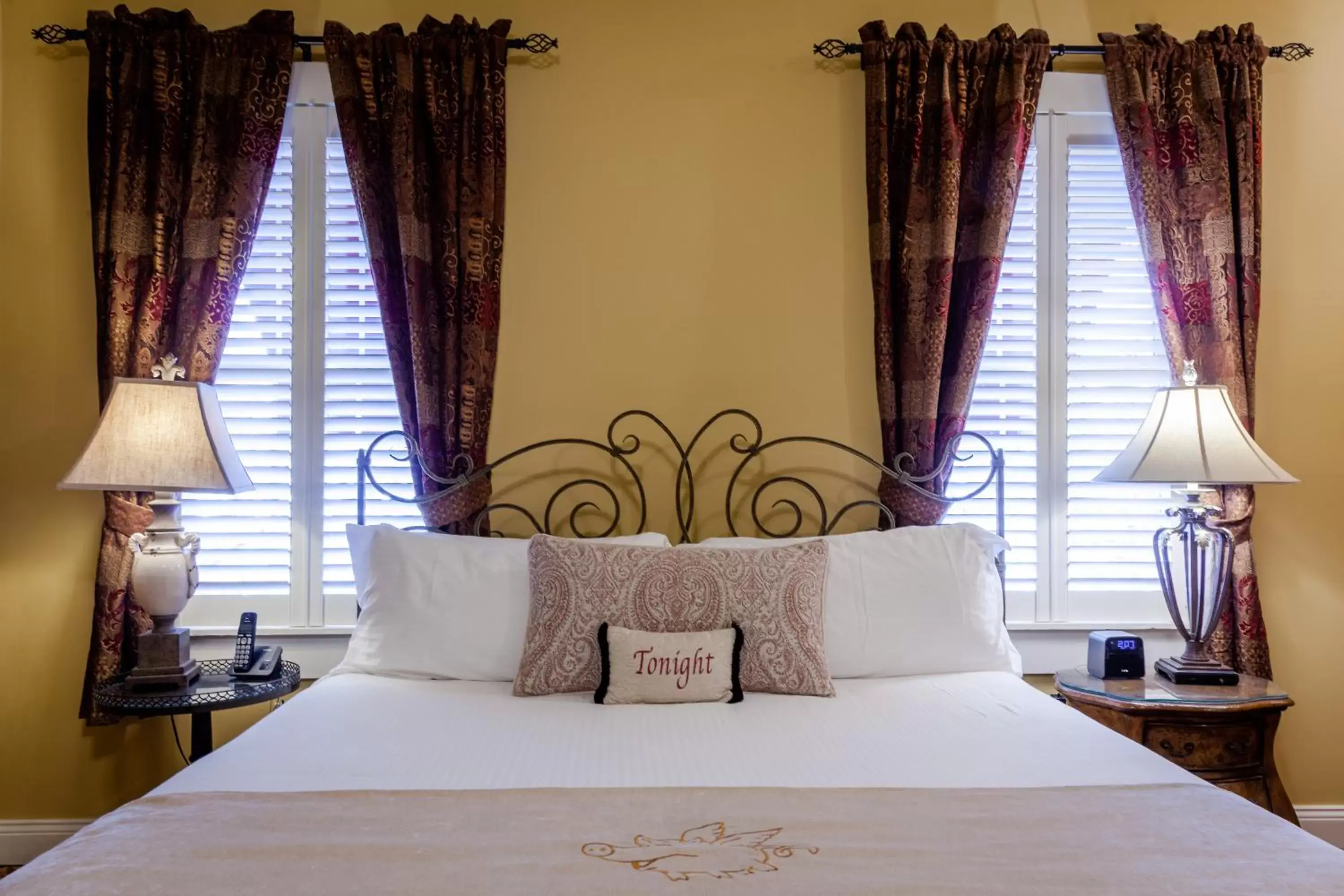 Bed in The Inn at Leola Village, a Historic Hotel of America