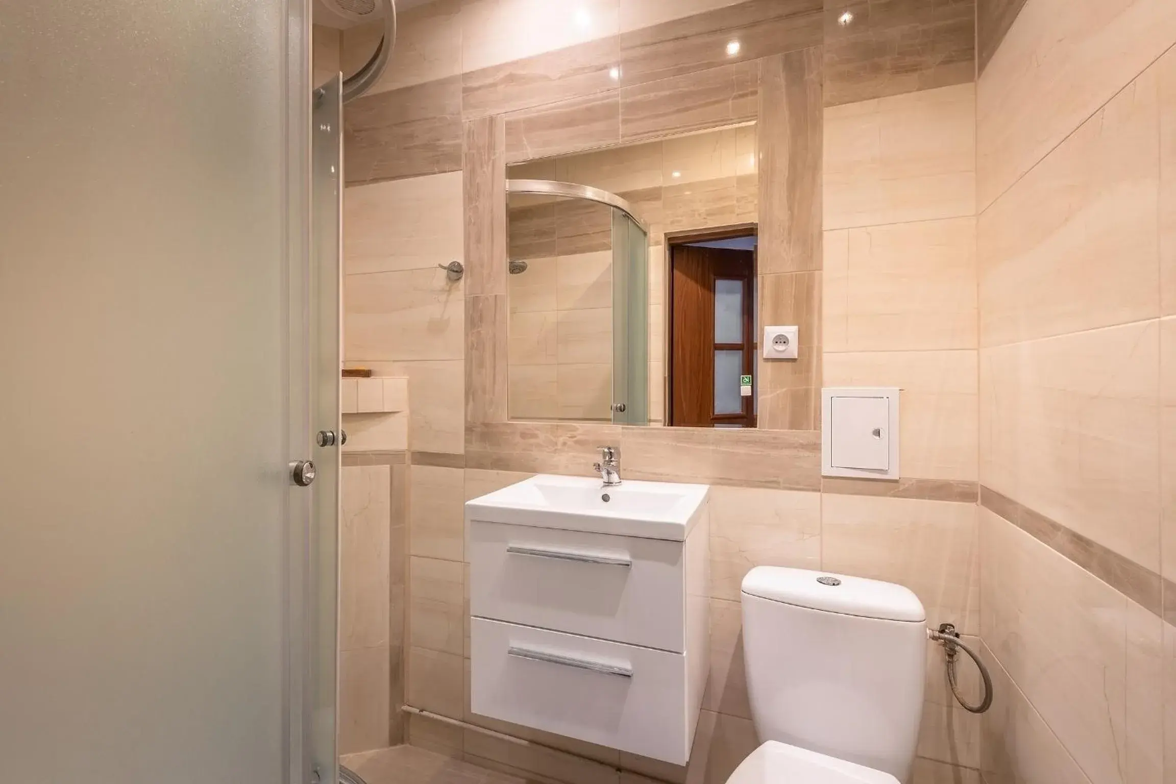 Shower, Bathroom in Queen Apartments
