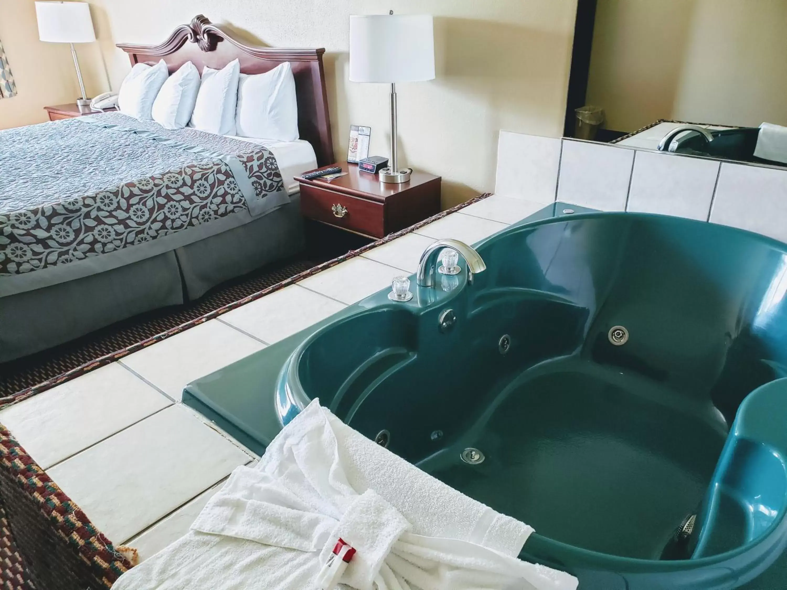 Hot Tub, Bathroom in Days Inn & Suites by Wyndham of Morris