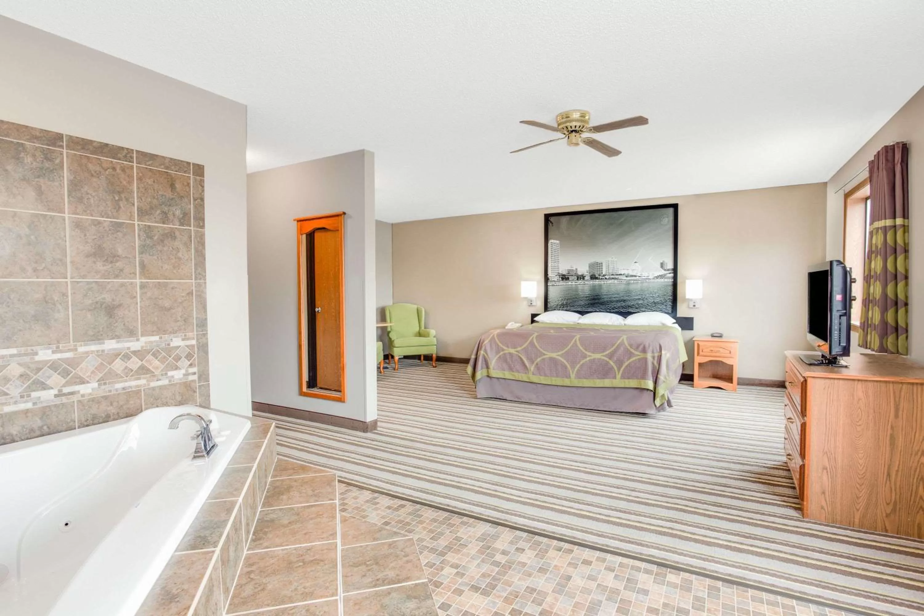 Photo of the whole room, Bed in Super 8 by Wyndham Green Bay Near Stadium