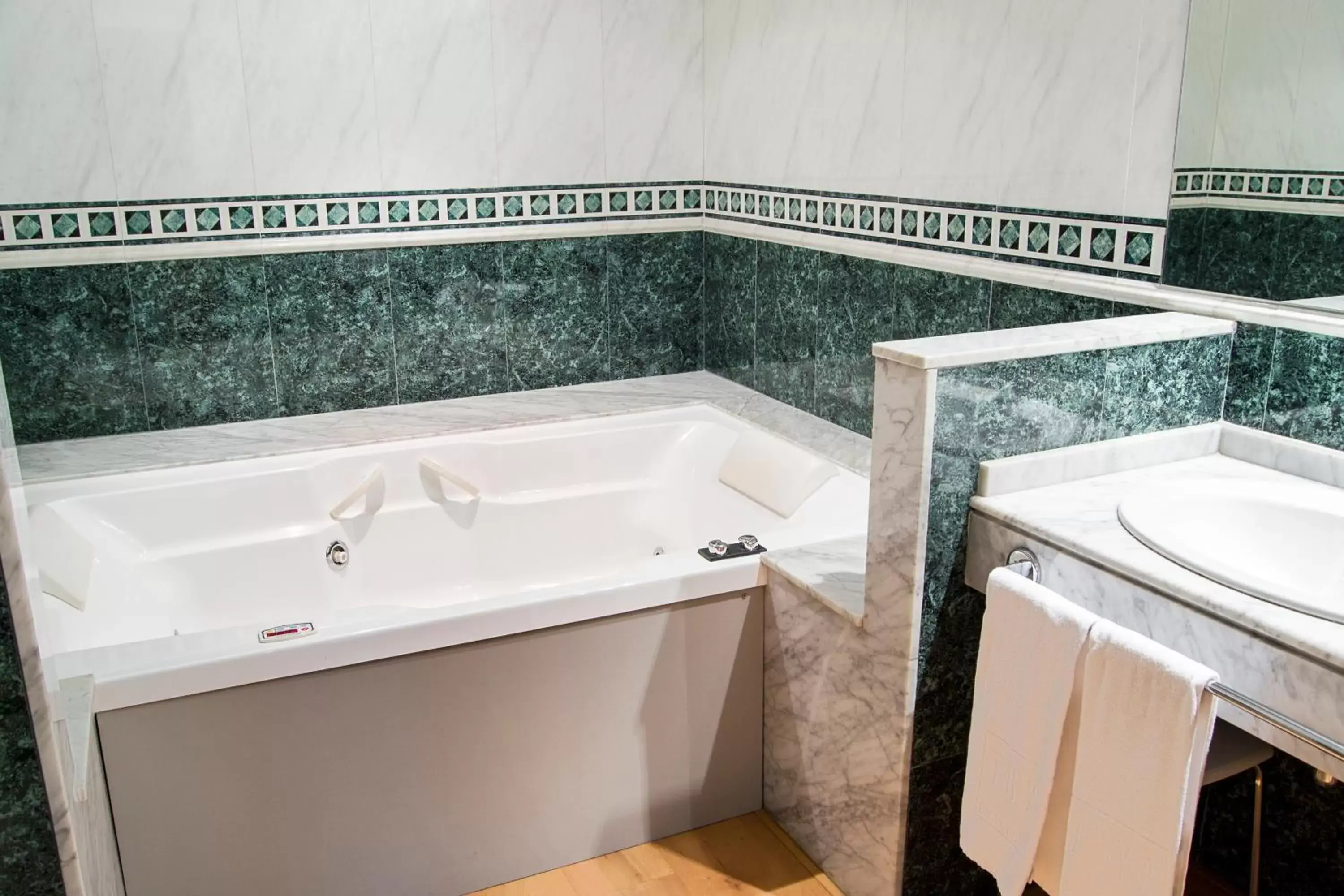 Bathroom in Hotel Zentral Gijón Rey Pelayo