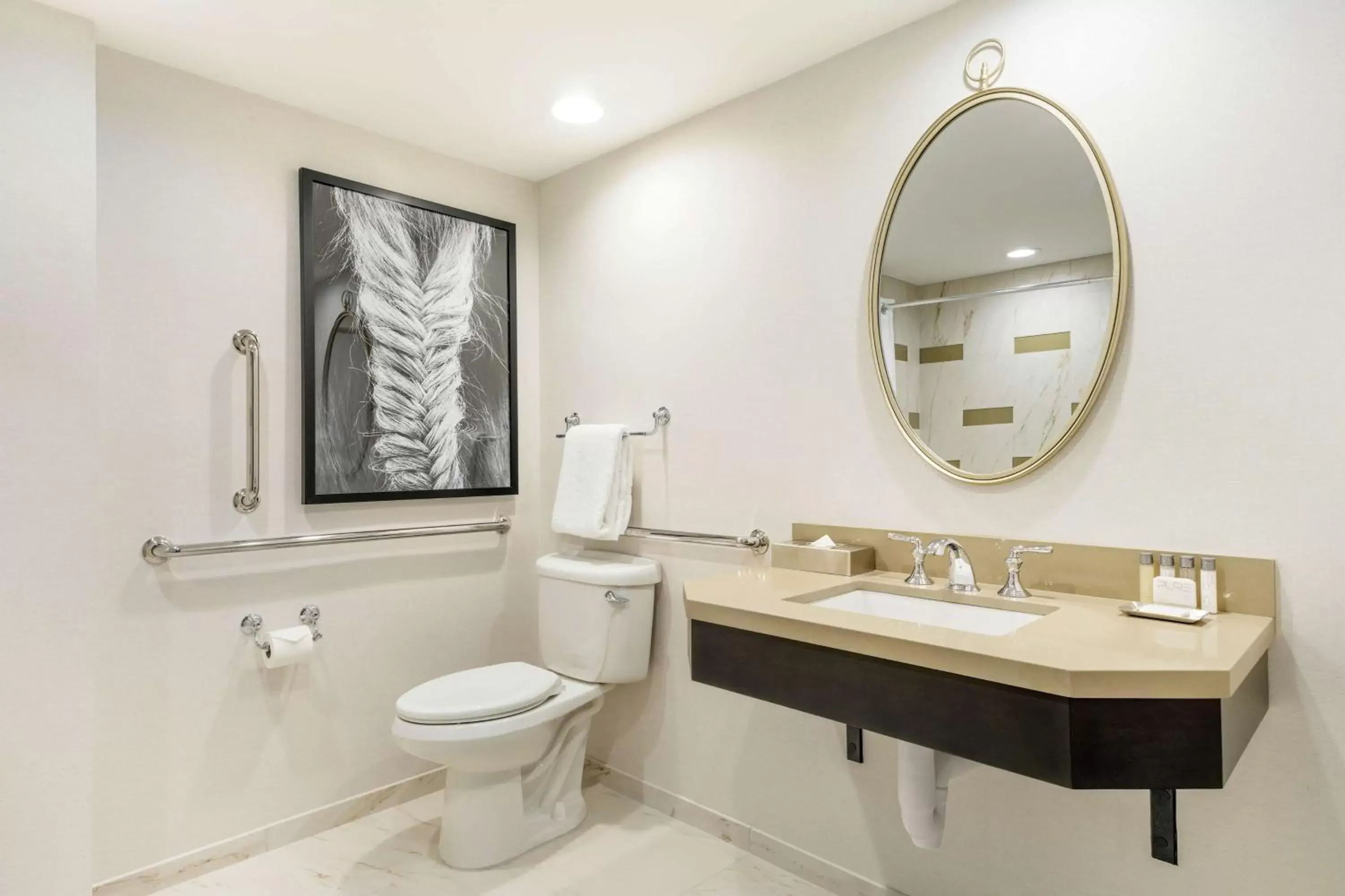 Bathroom in Galt House Hotel, A Trademark Collection Hotel