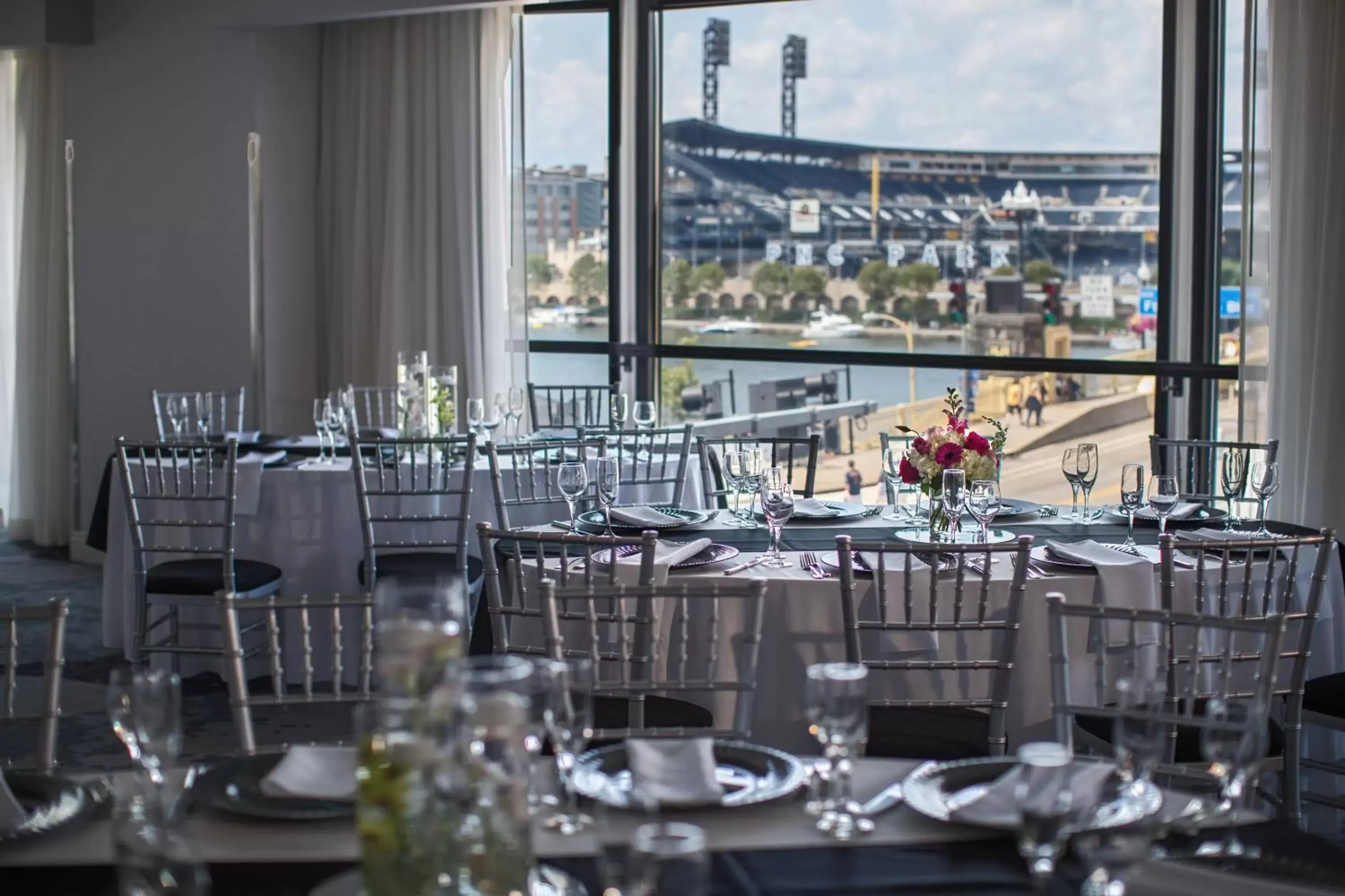 Meeting/conference room, Restaurant/Places to Eat in Renaissance Pittsburgh Hotel