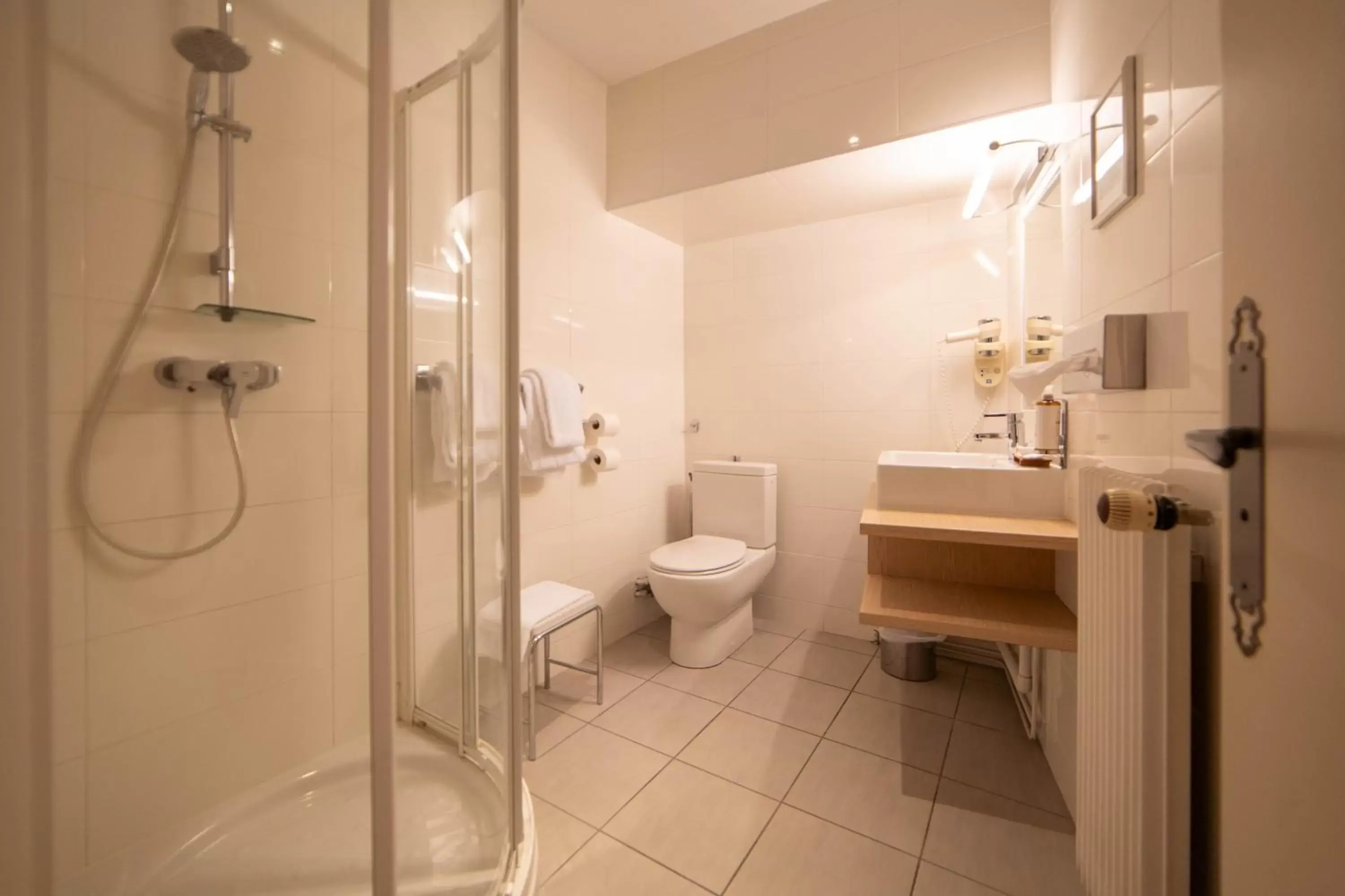 Shower, Bathroom in Hôtel Wilson - Les Collectionneurs