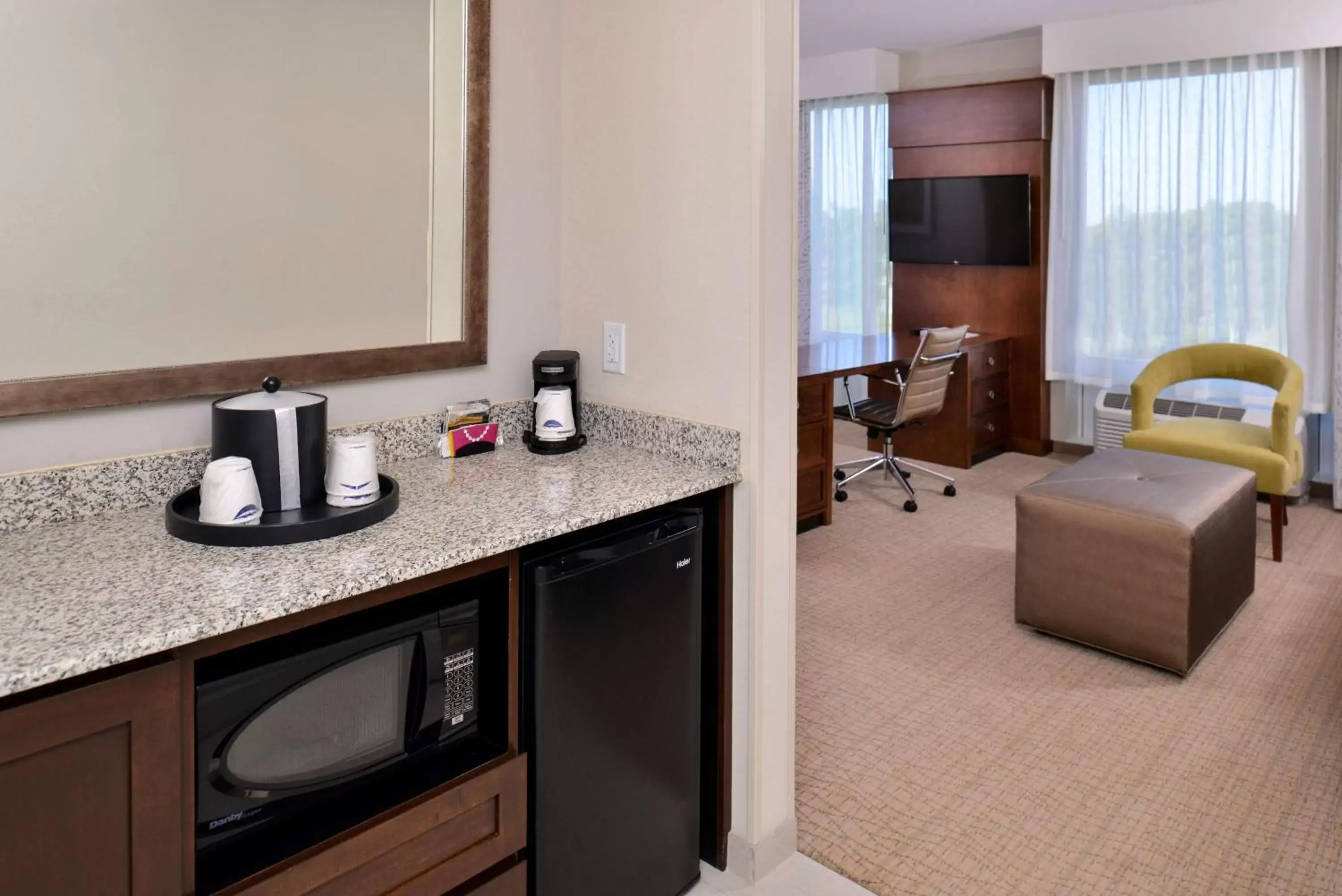Bed, Kitchen/Kitchenette in Hampton Inn & Suites Orlando/Downtown South - Medical Center