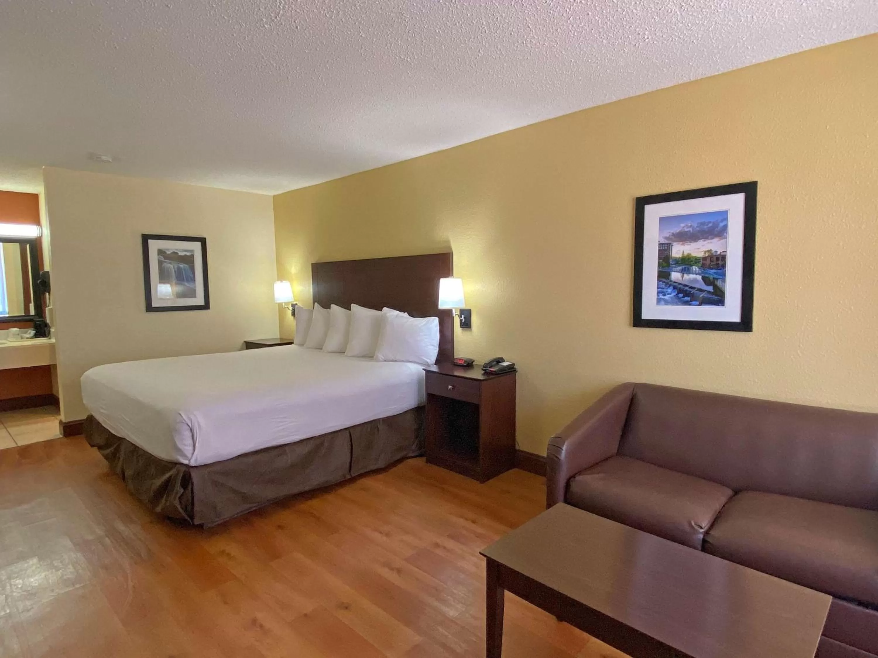 Photo of the whole room, Bed in Best Western Greenville Airport