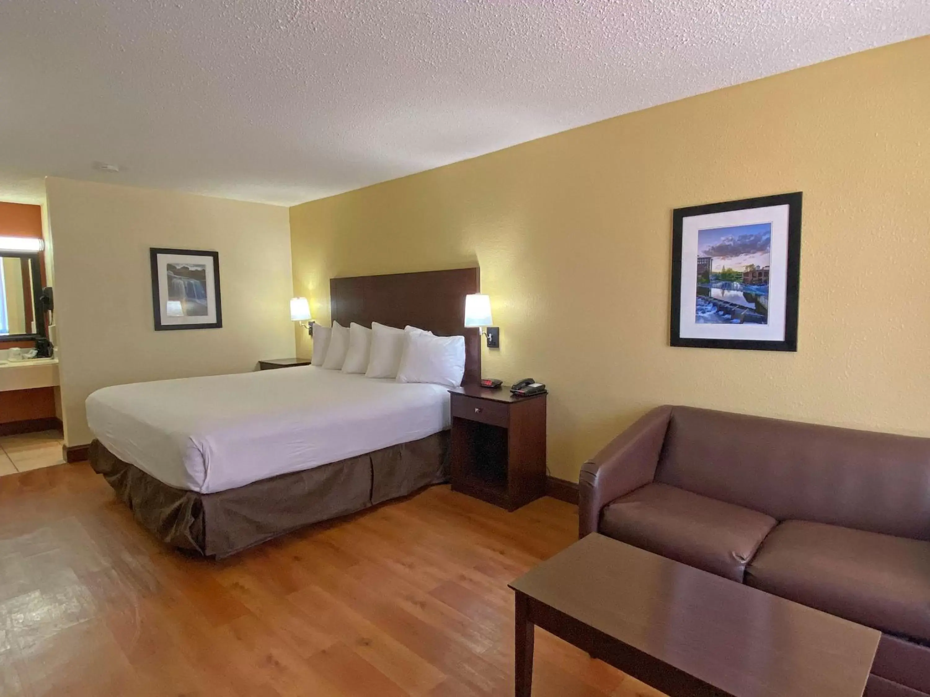 Photo of the whole room in Best Western Greenville Airport