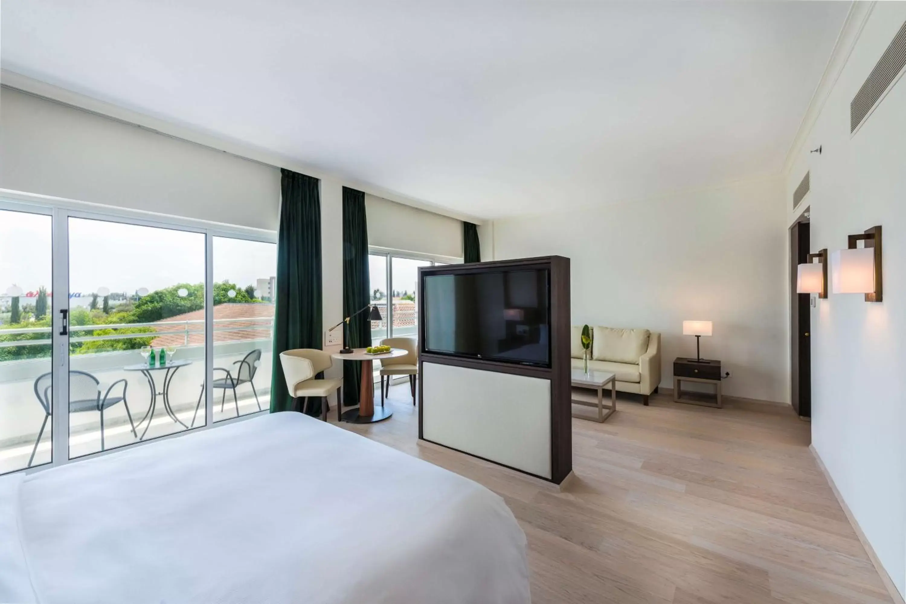 Bed, TV/Entertainment Center in Hilton Nicosia