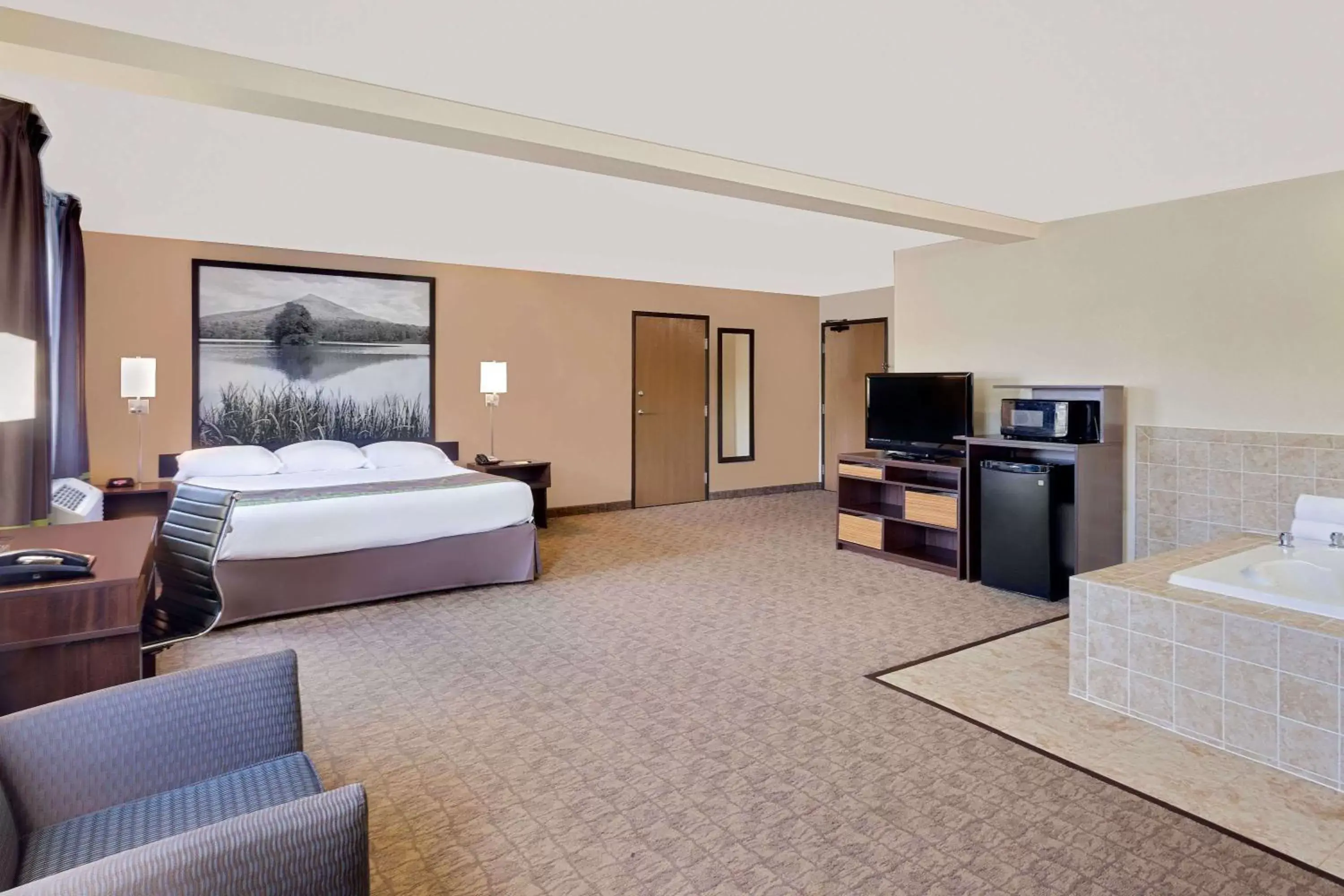 Photo of the whole room in Super 8 by Wyndham Lebanon