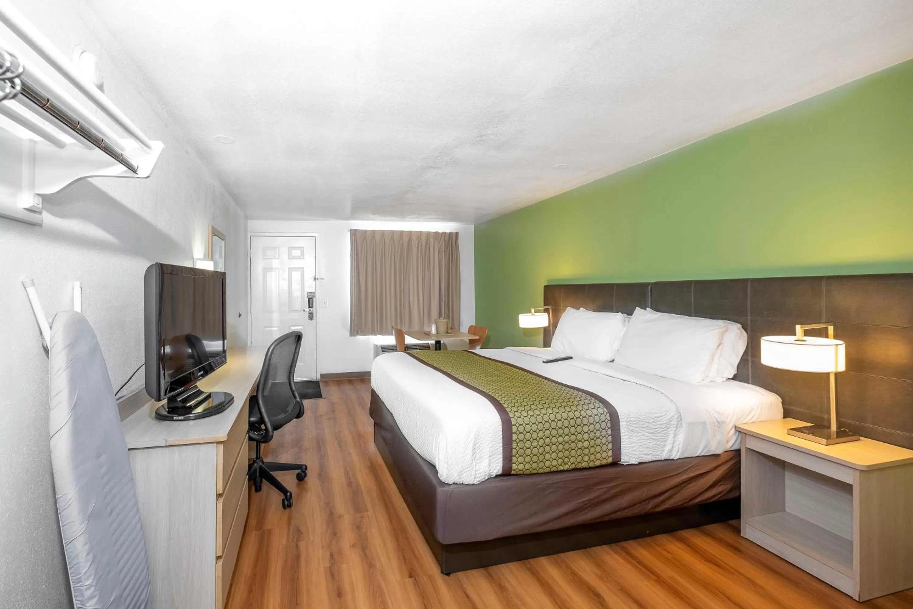 Photo of the whole room, Bed in American Inn