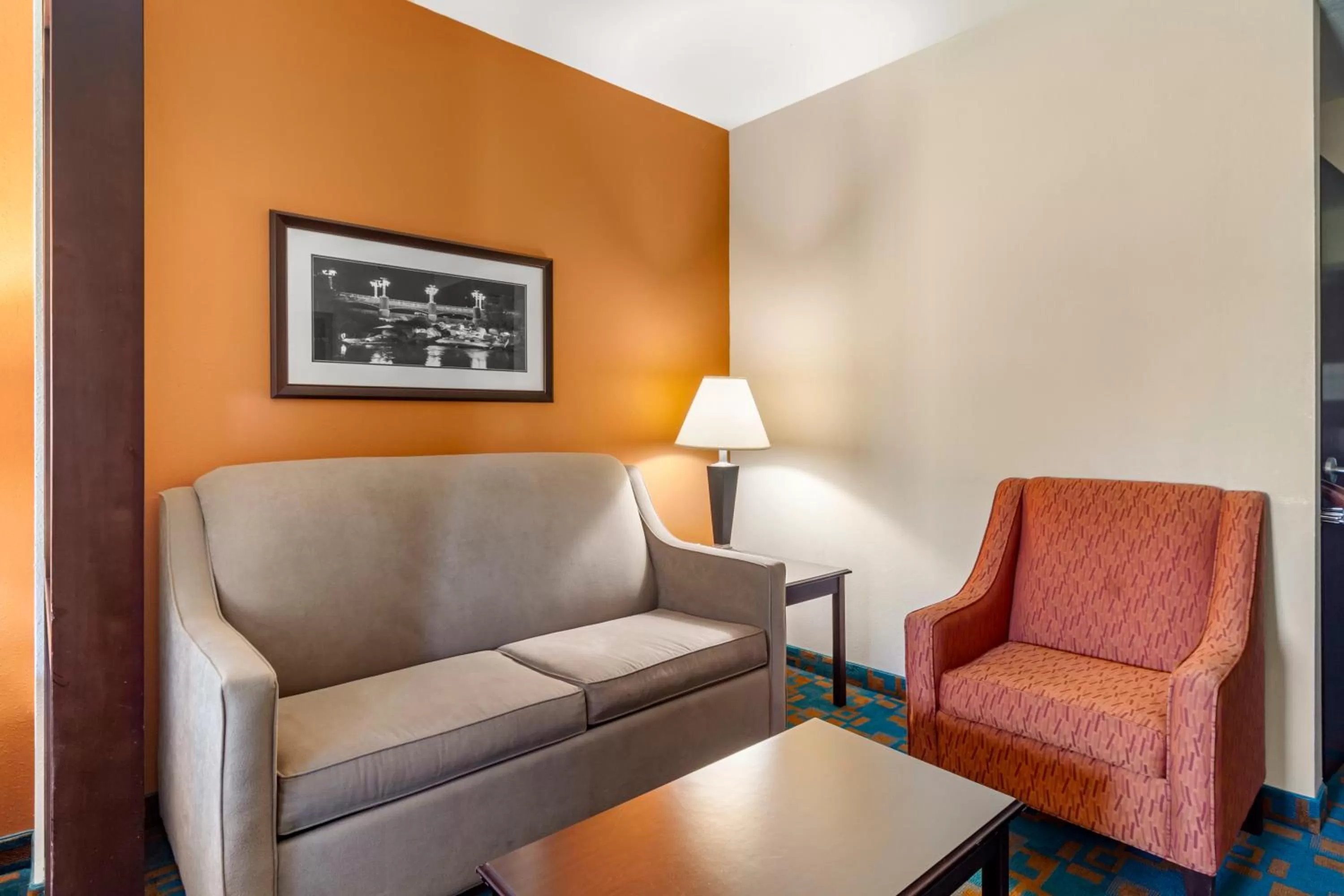 King Suite with Roll-In Shower - Accessible/Non-Smoking in Comfort Suites Knoxville West - Farragut