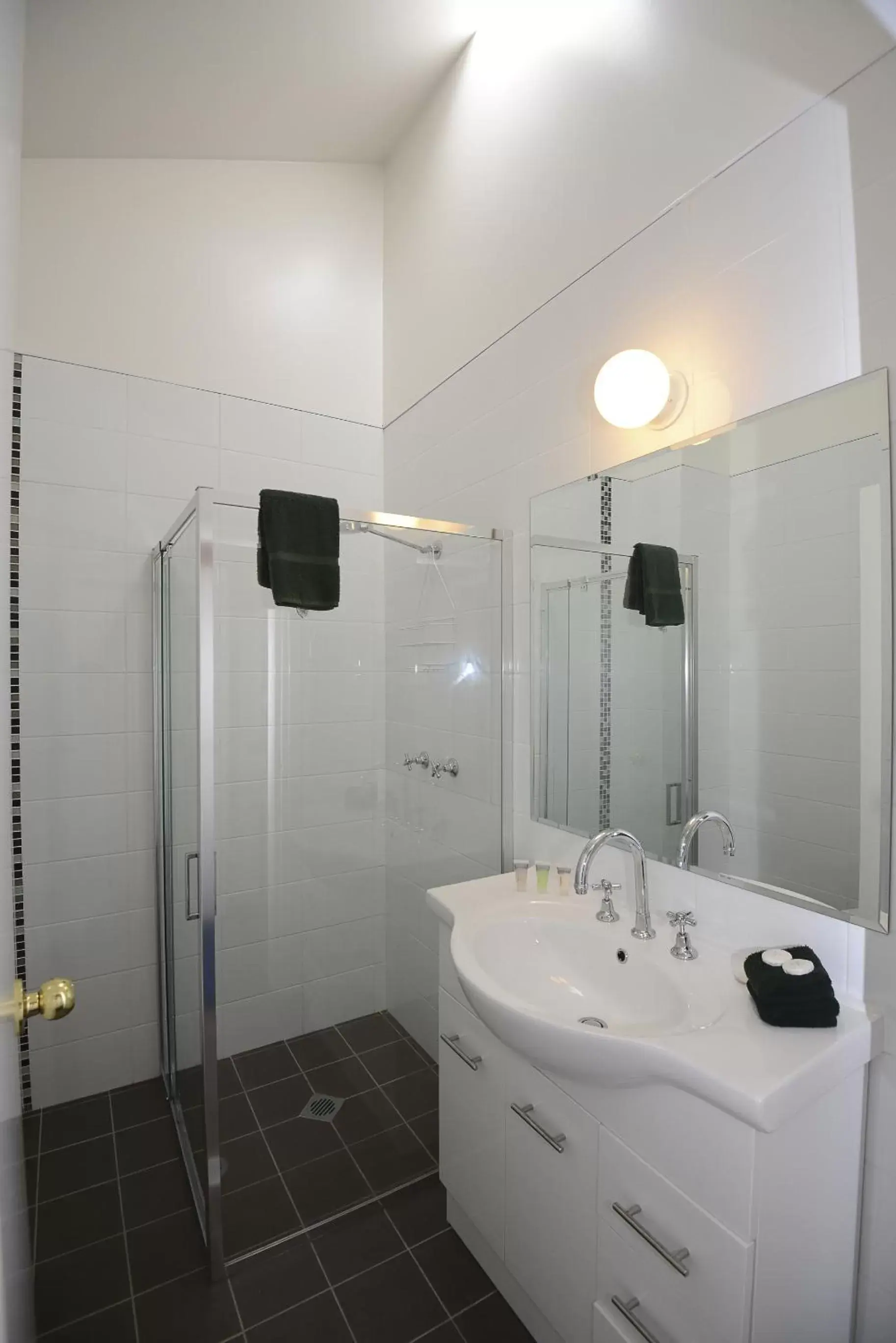 Bathroom in Alpine Resort Motel
