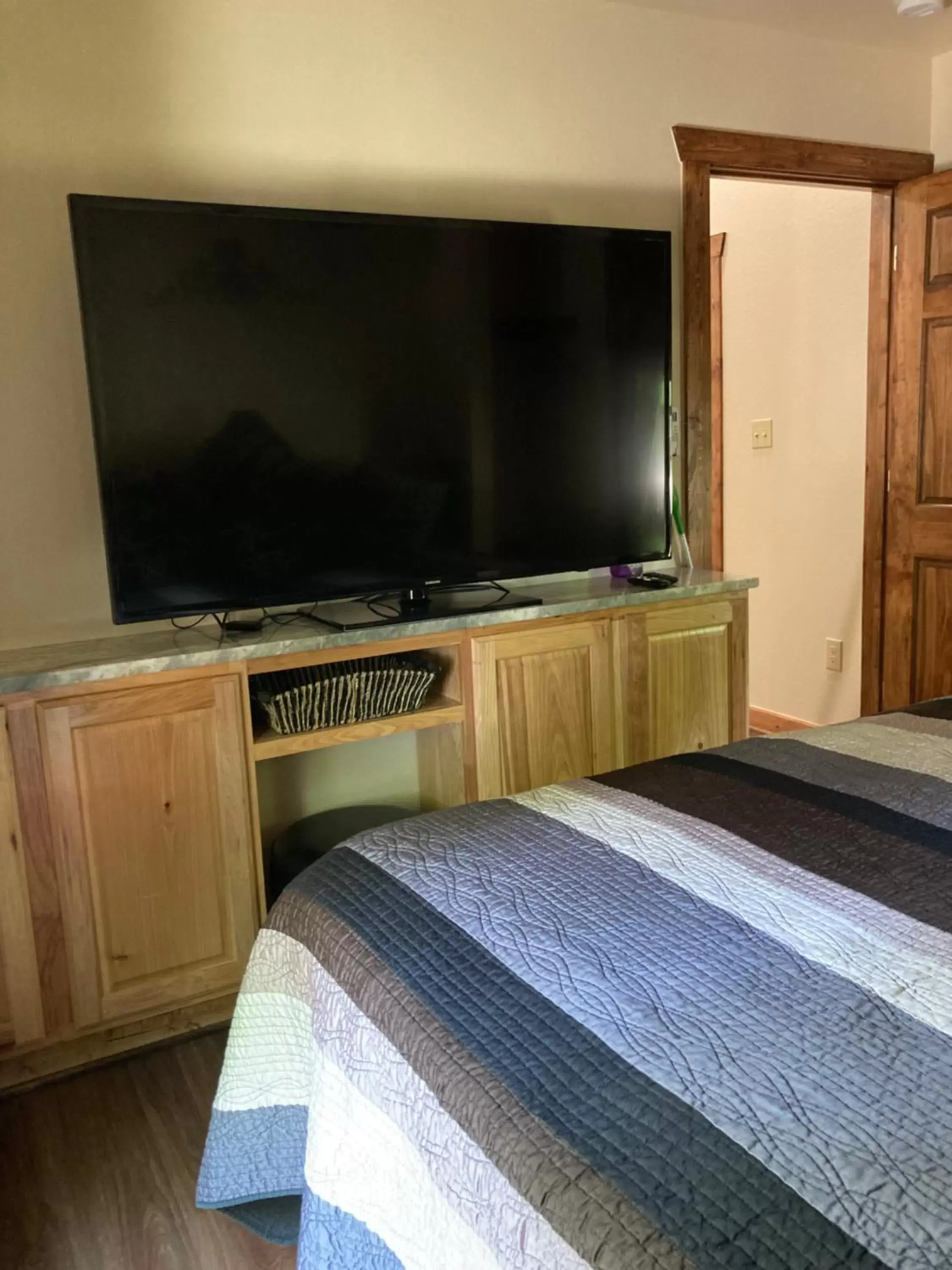 TV and multimedia, TV/Entertainment Center in All Seasons Treehouse Village