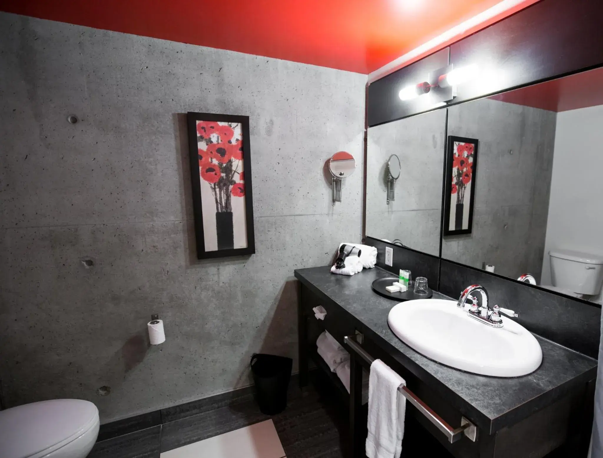Bathroom in Grand Times Hotel - Aeroport de Quebec